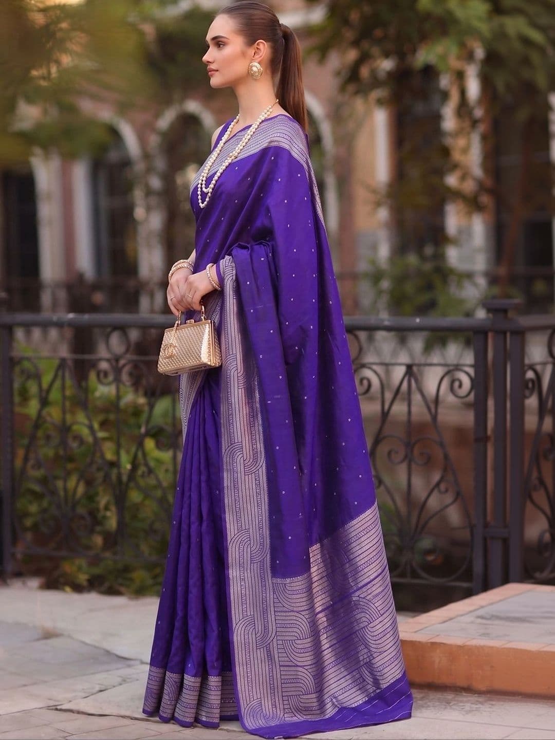 Mitera Woven Design Zari Silk Blend Banarasi Saree thumbnail 3