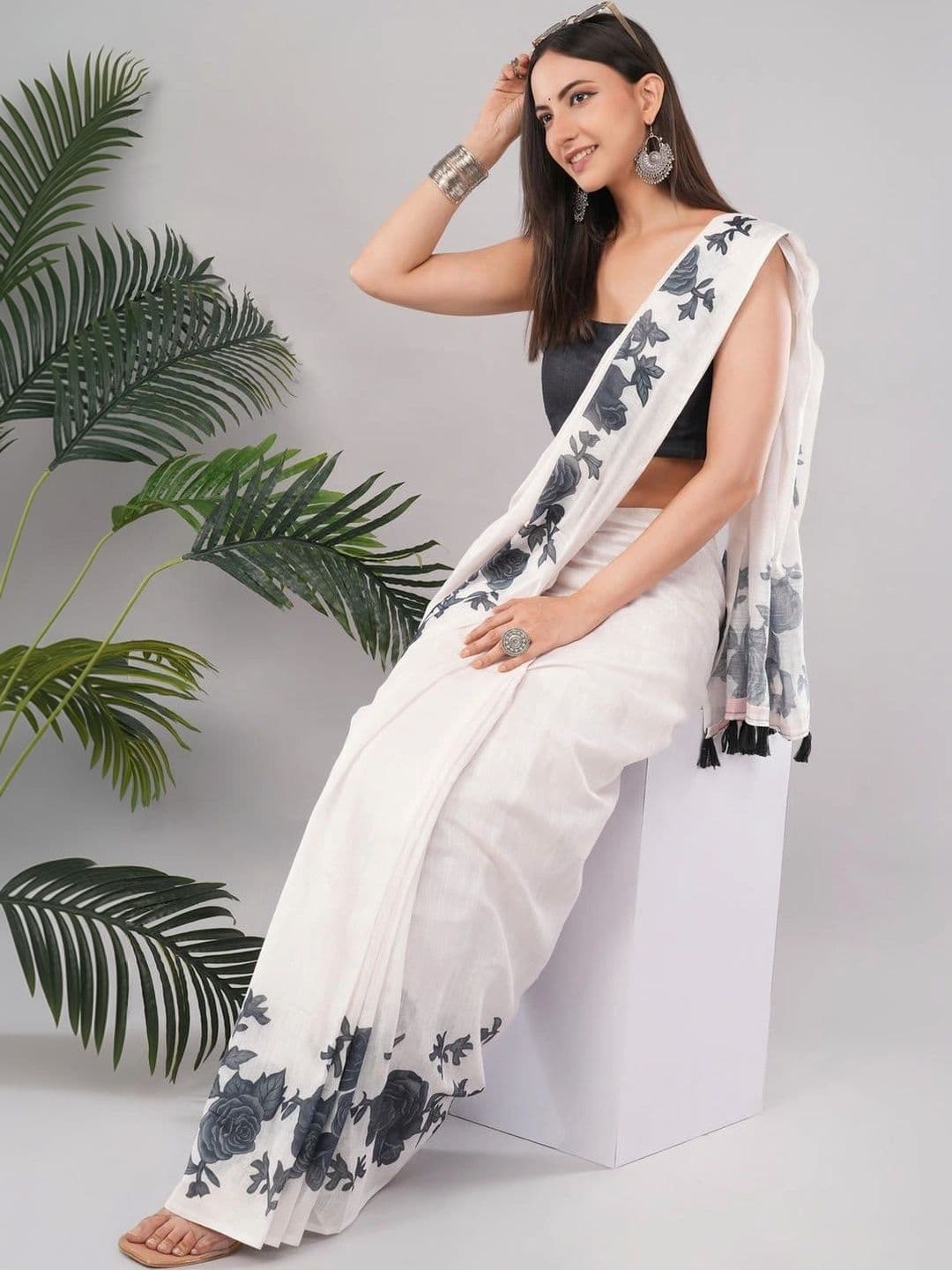 SAMANTHA Women Floral Linen Blend Saree thumbnail 3