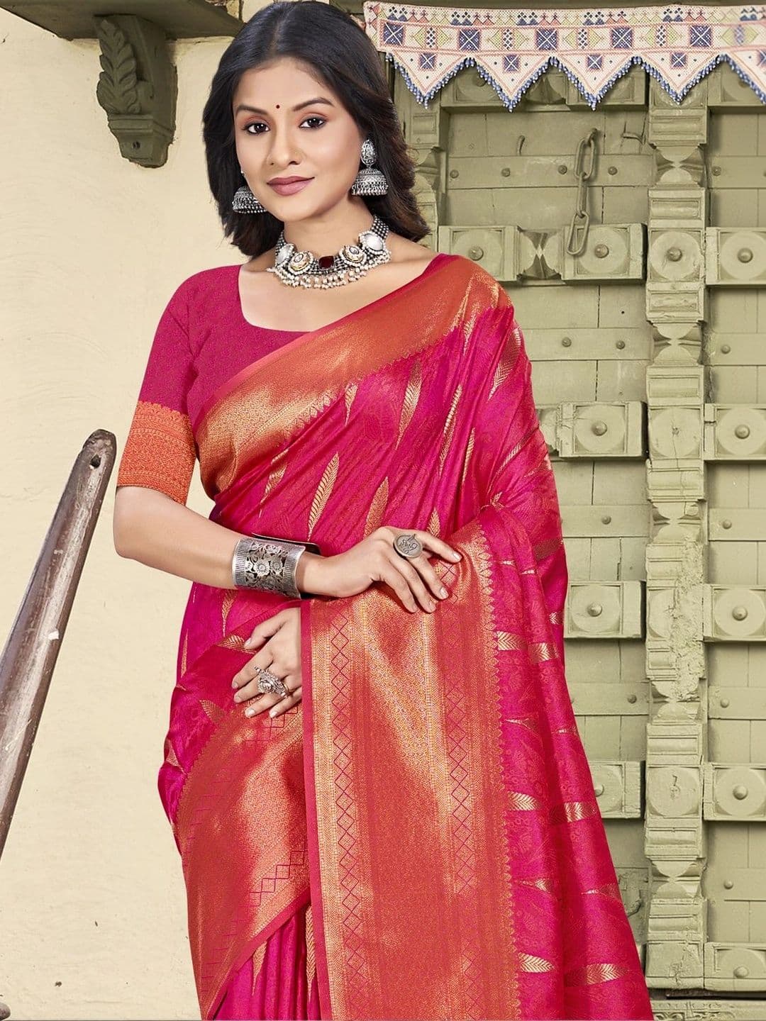 Mitera Woven Design Zari Silk Blend Banarasi Saree thumbnail 3