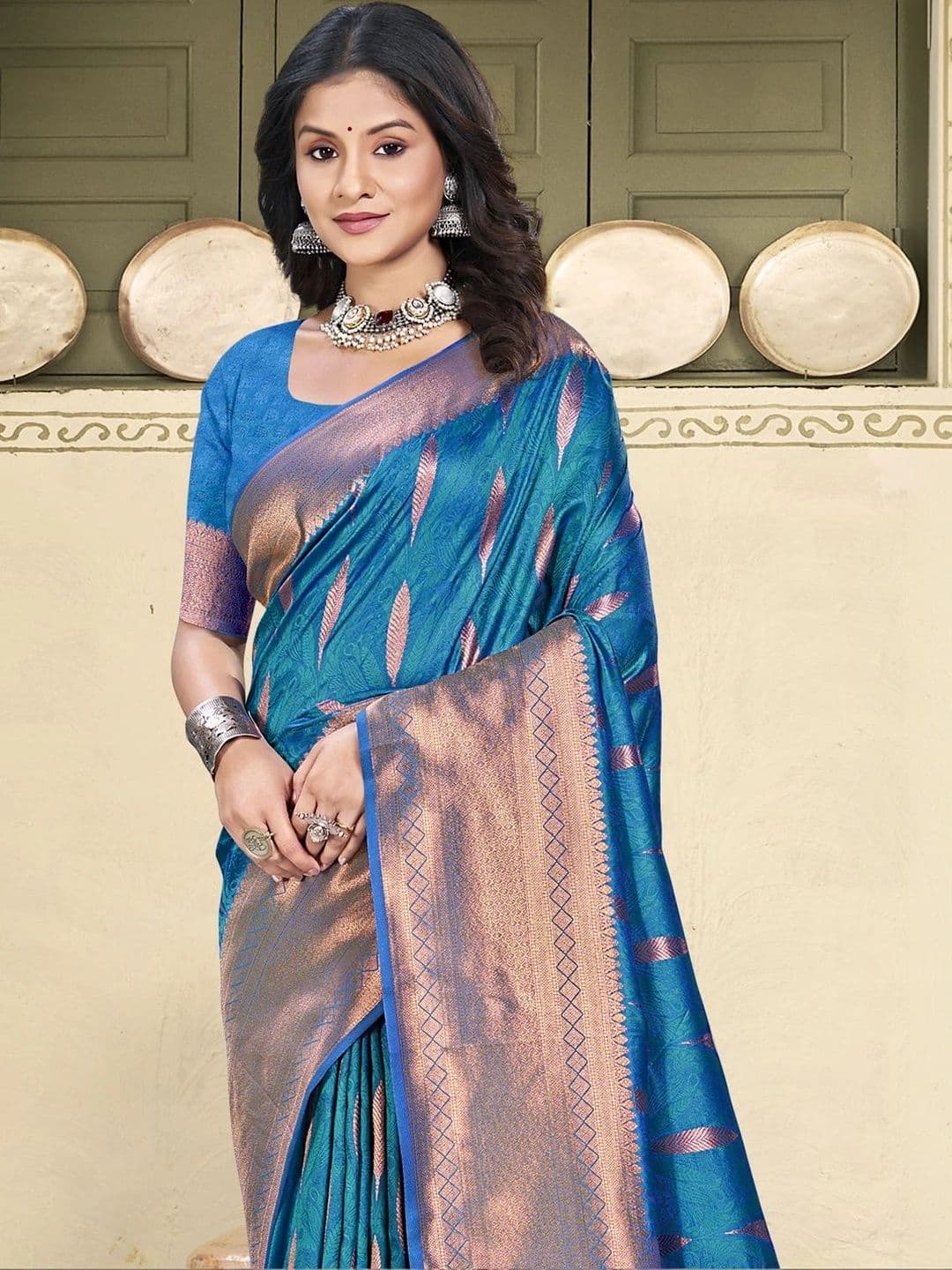 Mitera Woven Design Zari Silk Blend Banarasi Saree thumbnail 2