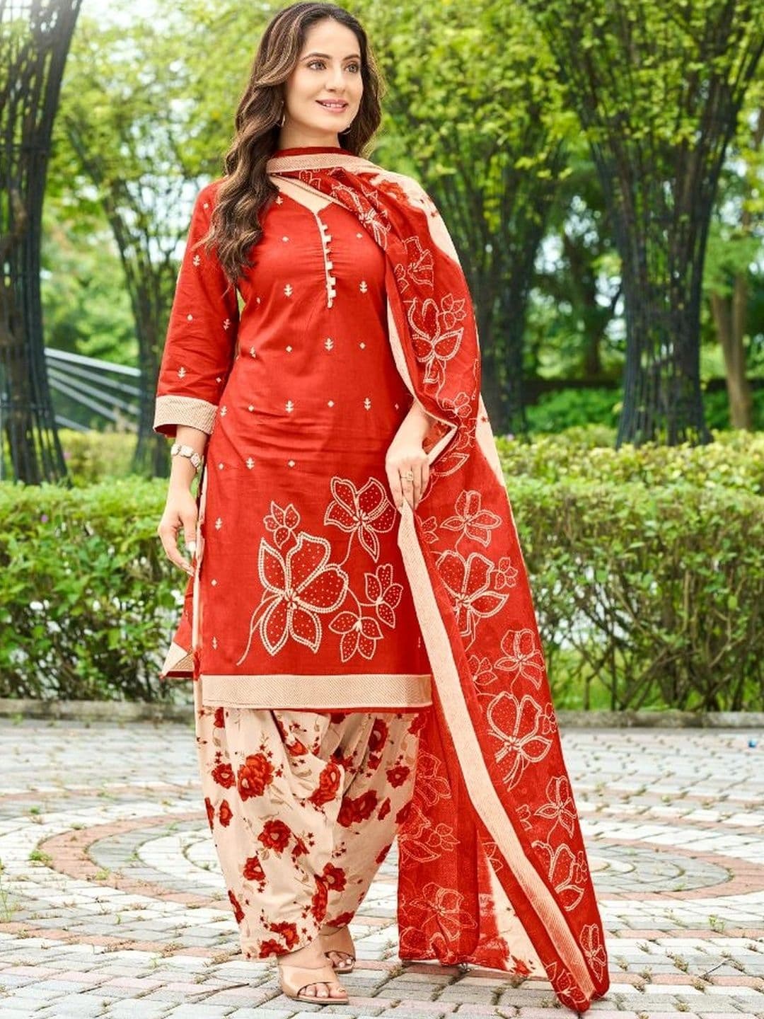 label jash Women Floral Printed Regular Pure Cotton Kurta with Patiala & With Dupatta - view 1