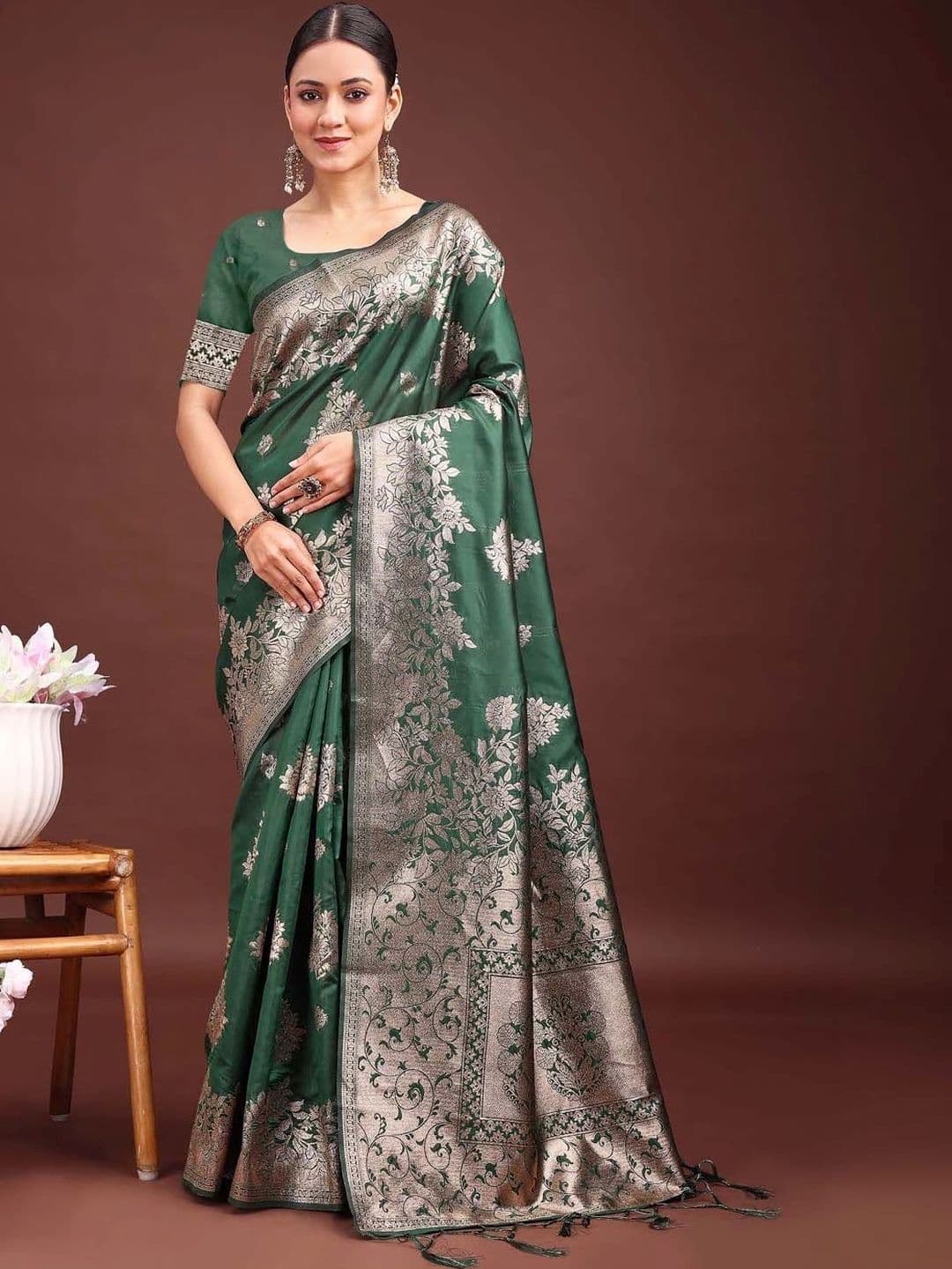 Mitera Woven Design Zari Silk Blend Banarasi Saree thumbnail 6