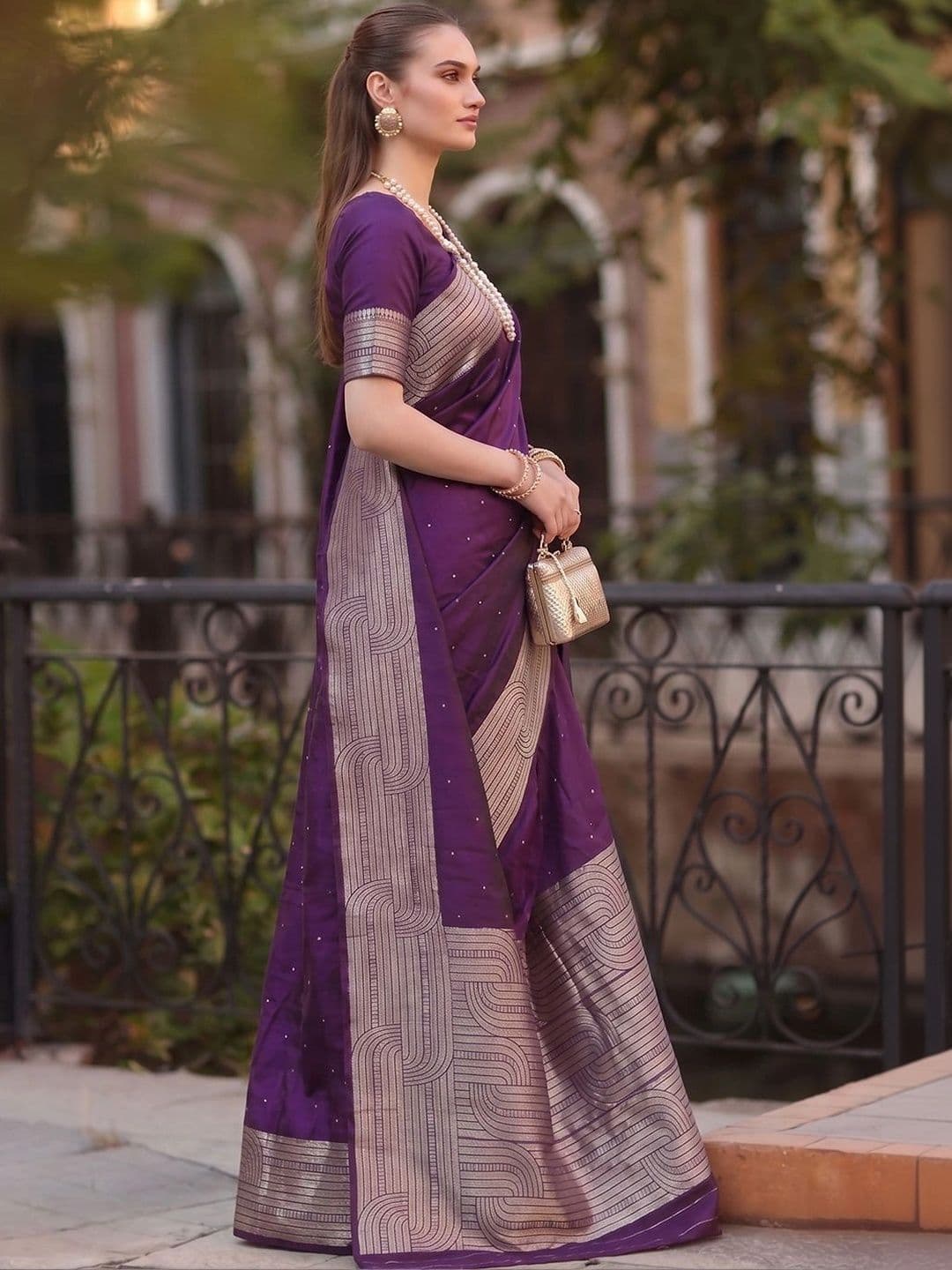 Mitera Woven Design Zari Silk Blend Banarasi Saree thumbnail 4