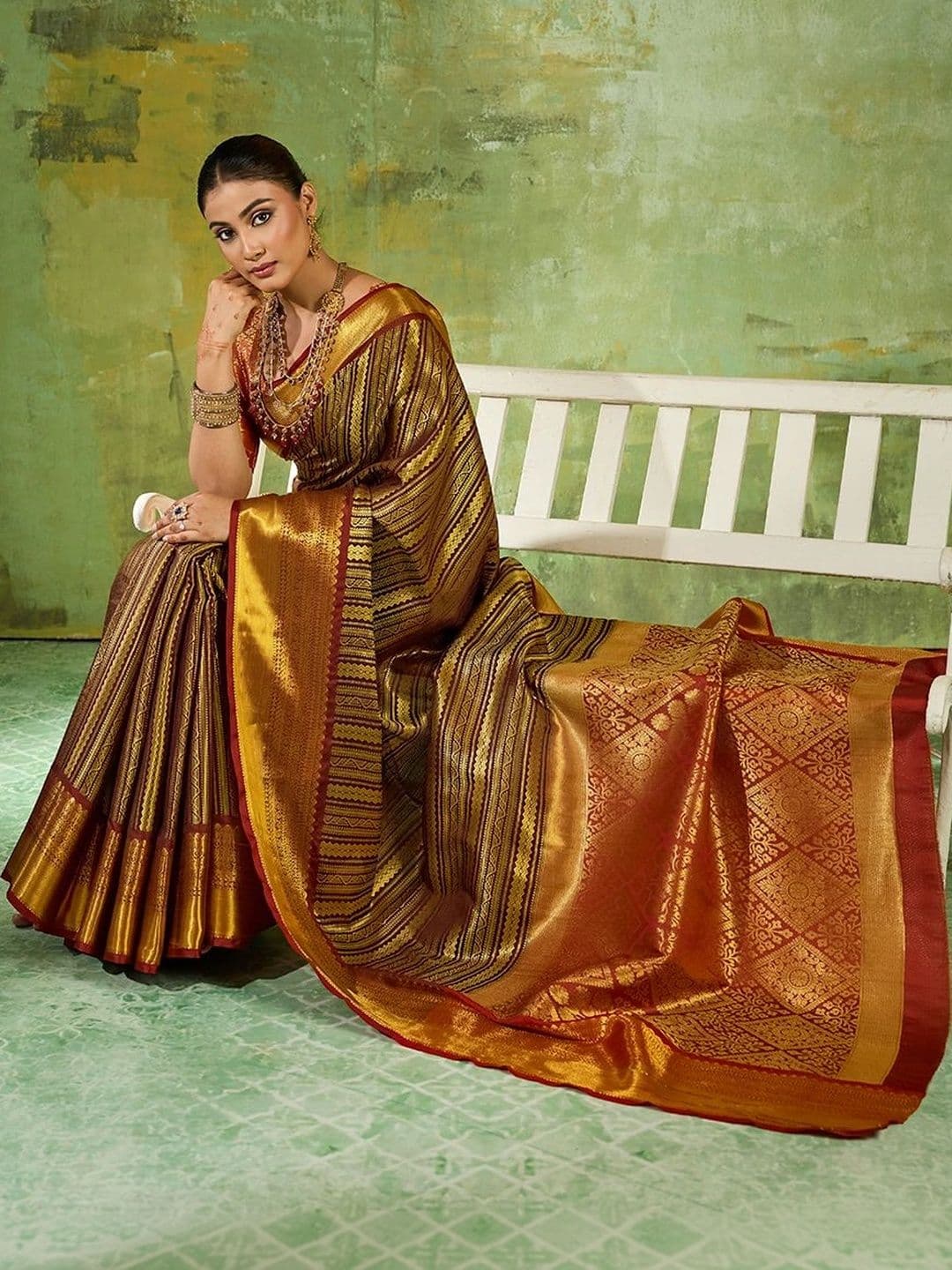 Mitera Woven Design Silk Blend Kanjeevaram Saree thumbnail 3