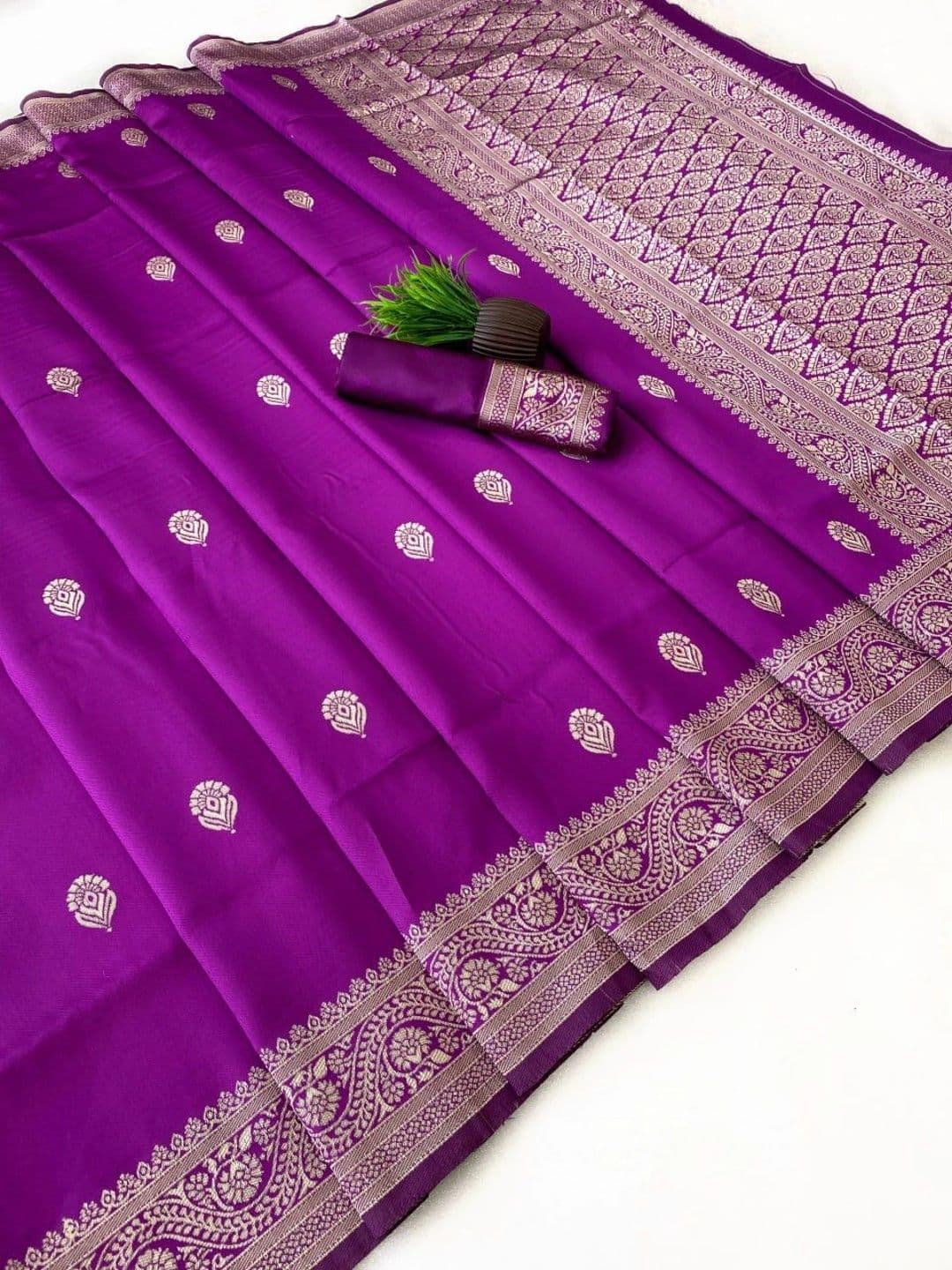Tapasvi Clothing Zari Art Silk Banarasi Saree thumbnail 2