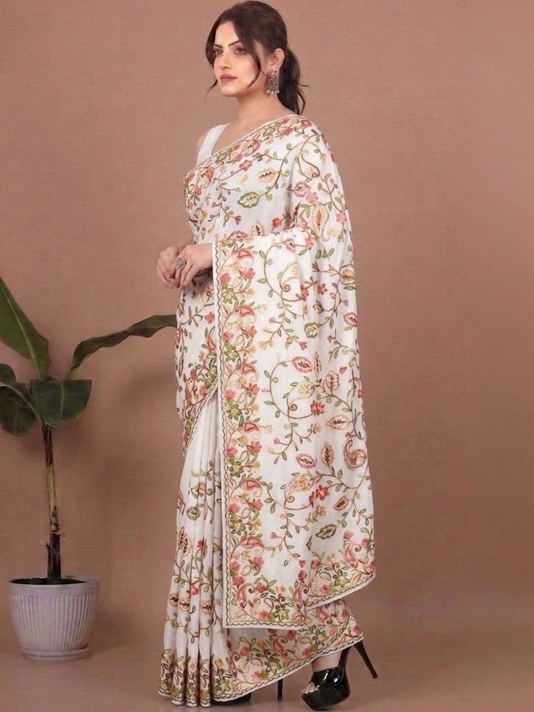 akhodalkrp Floral Embroidered Net Saree thumbnail 4