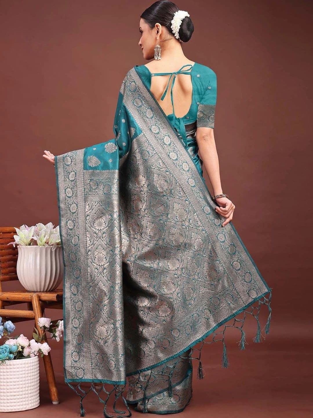 Mitera Woven Design Zari Silk Blend Banarasi Saree thumbnail 2