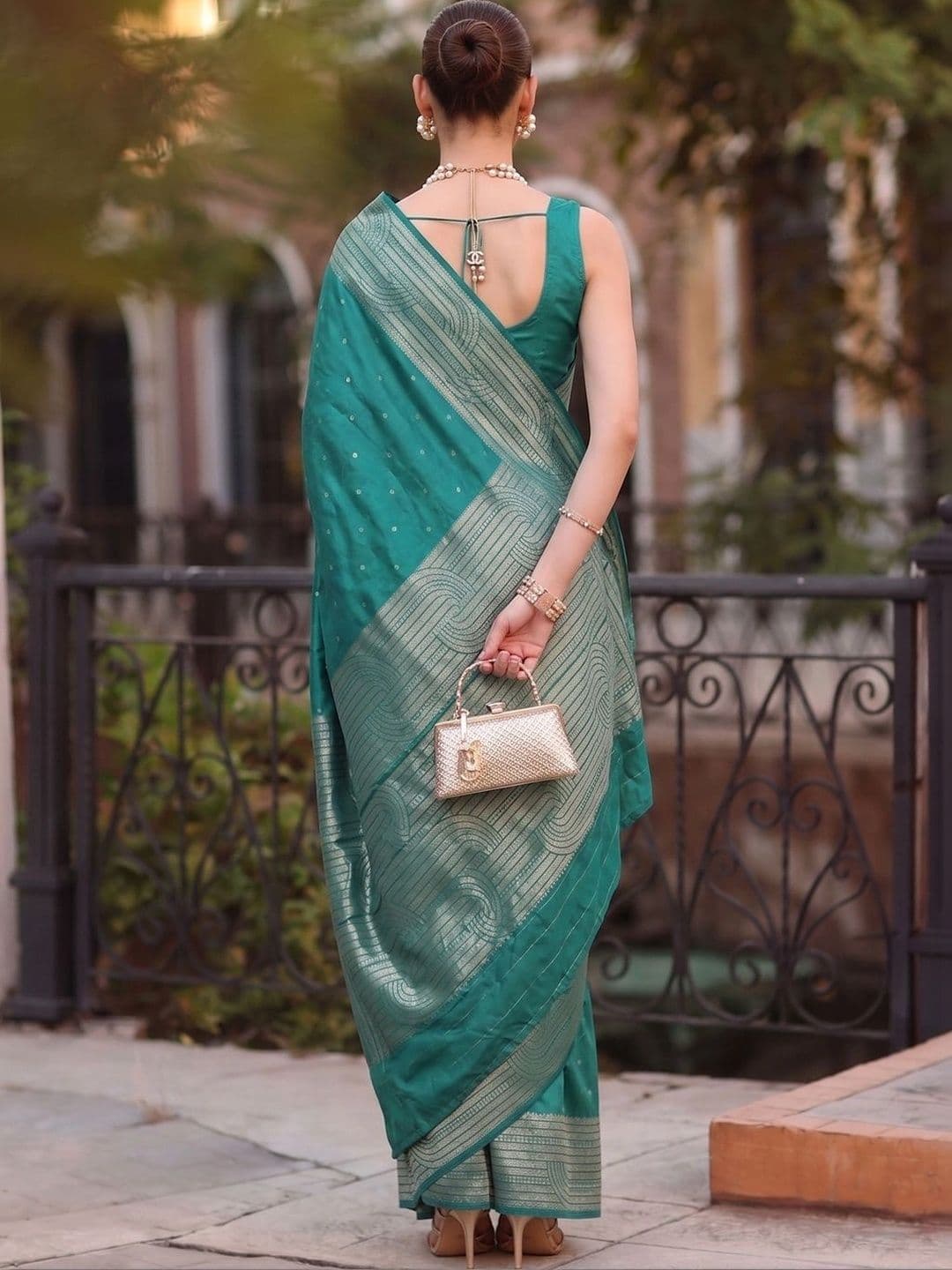 Mitera Woven Design Zari Silk Blend Banarasi Saree thumbnail 4