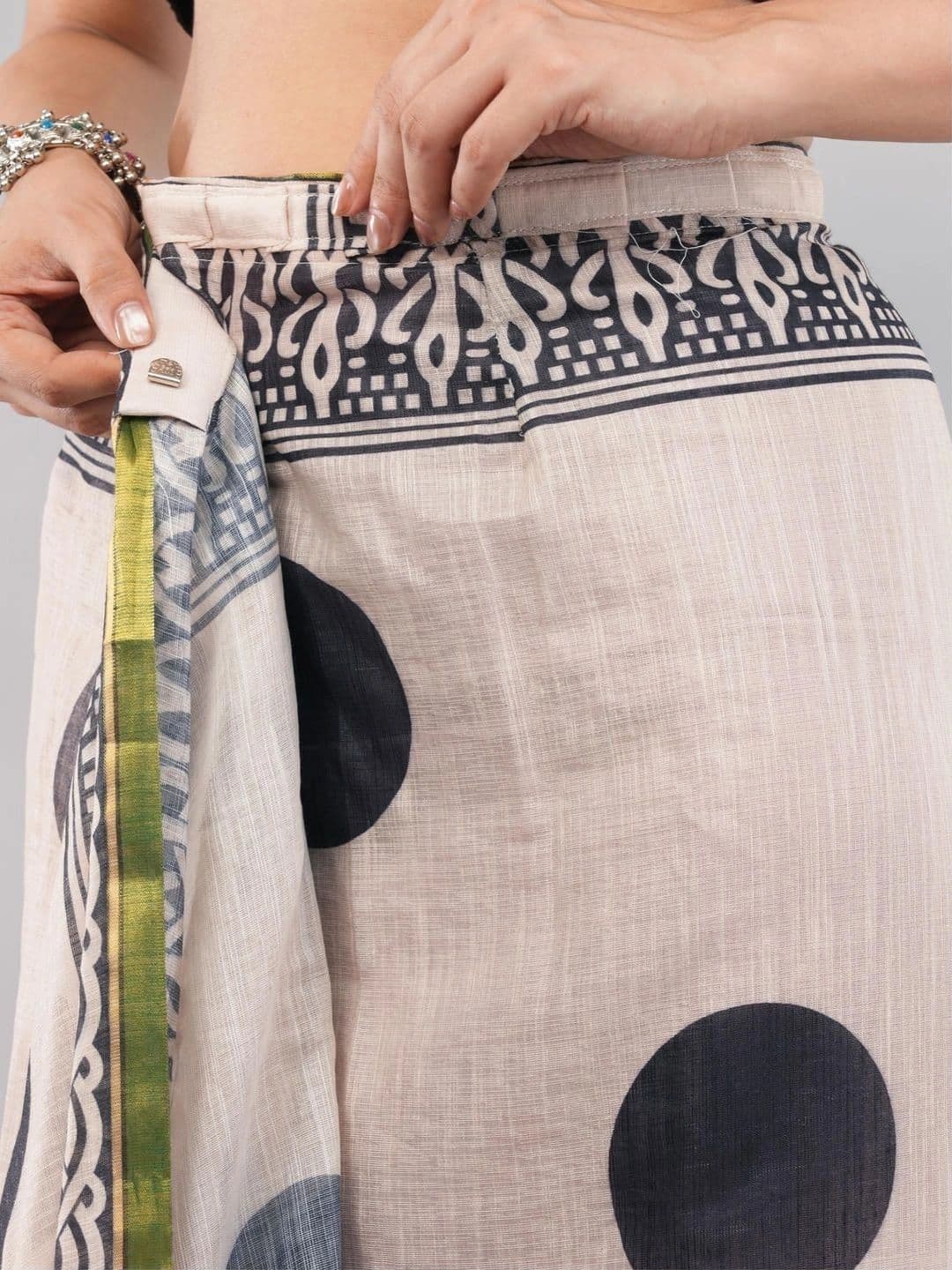 SAMANTHA Polka Dot Linen Blend Belted Saree thumbnail 7
