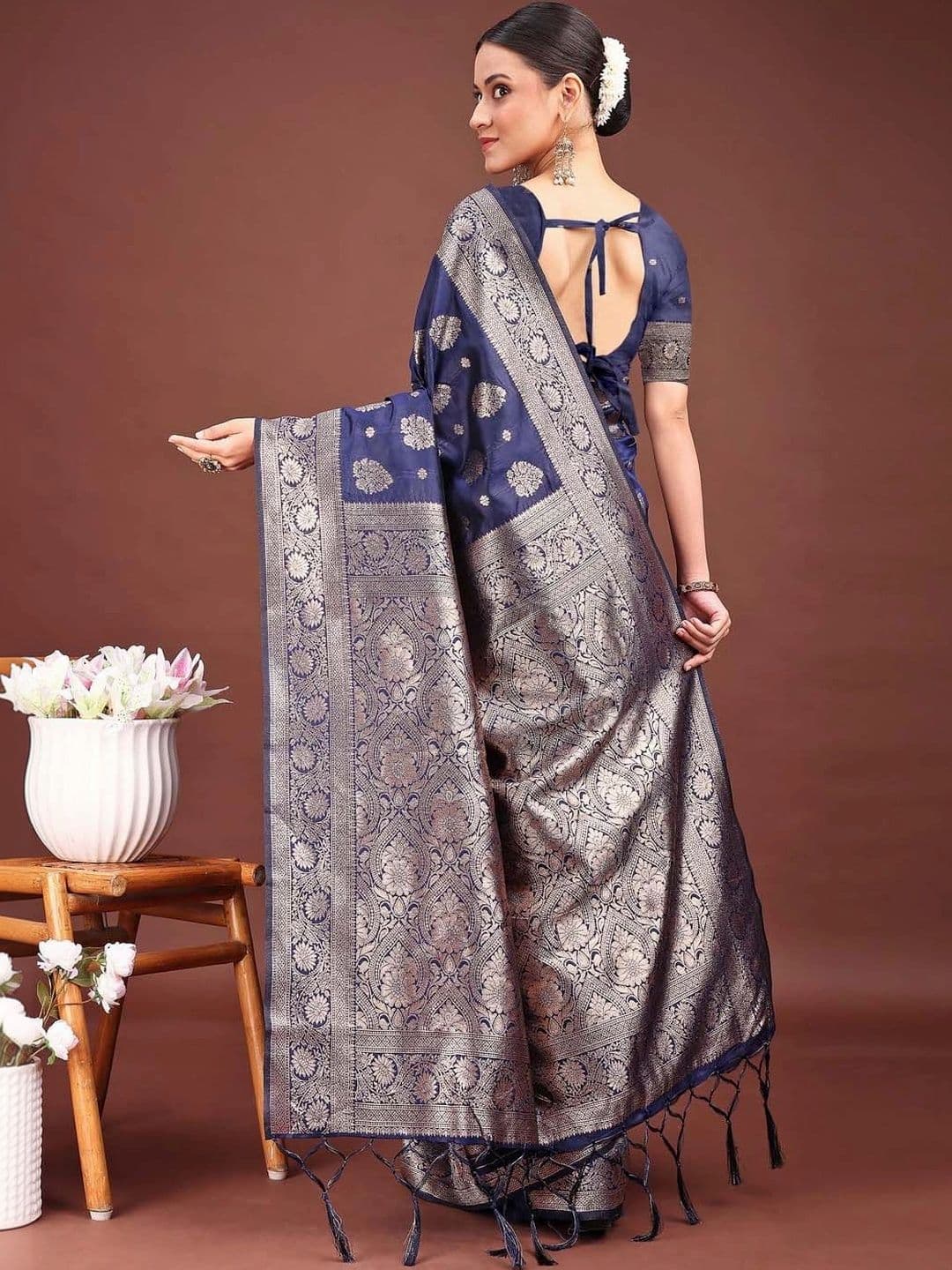 Mitera Woven Design Zari Silk Blend Banarasi Saree thumbnail 4