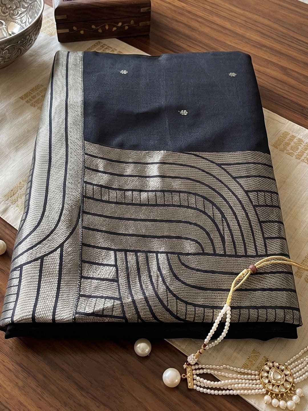 Mitera Woven Design Zari Silk Blend Banarasi Saree thumbnail 3