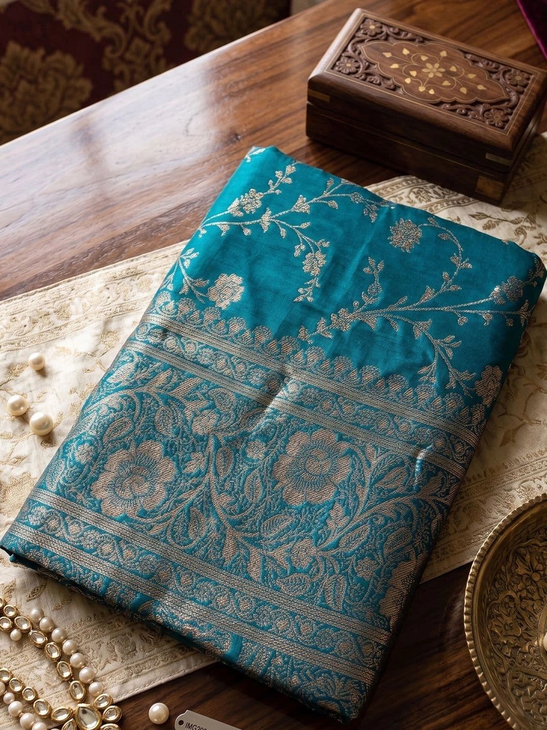 Mitera Woven Design Zari Silk Blend Banarasi Saree thumbnail 3