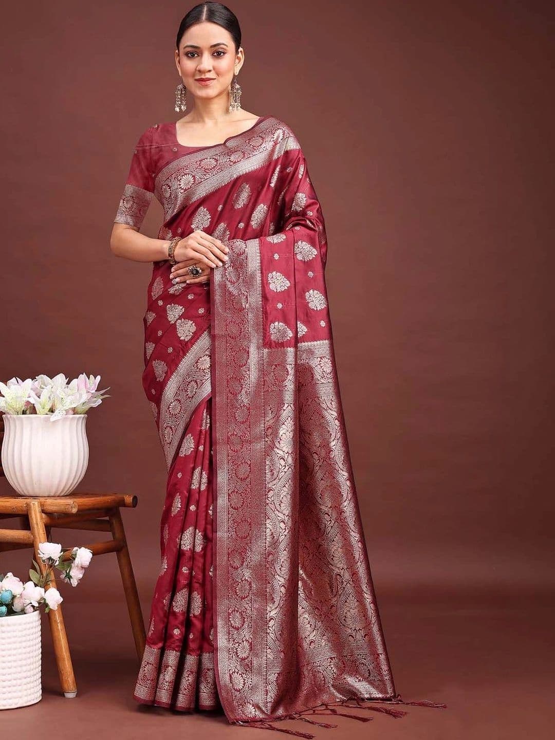 Mitera Woven Design Zari Silk Blend Banarasi Saree thumbnail 5