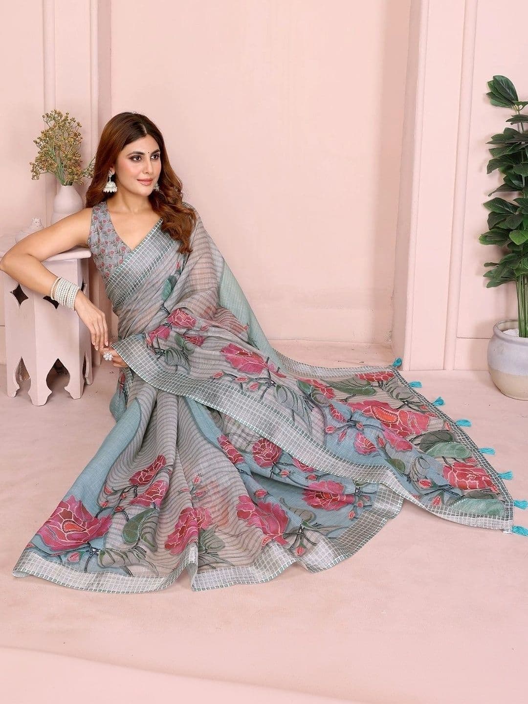 Kesarii Floral Linen Blend Saree thumbnail 3