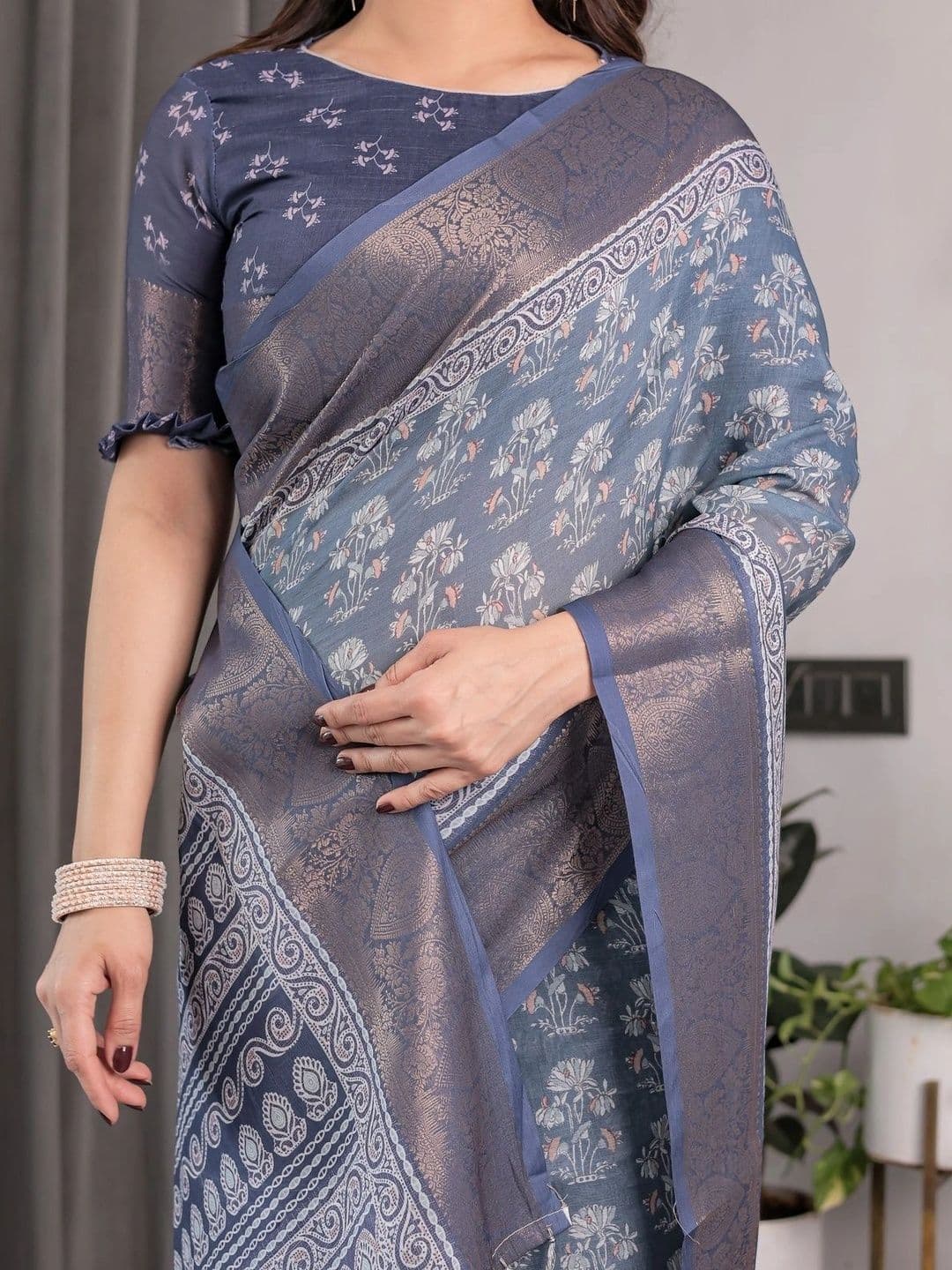 LUMIN KNOT Floral Pure Linen Designer Saree thumbnail 6