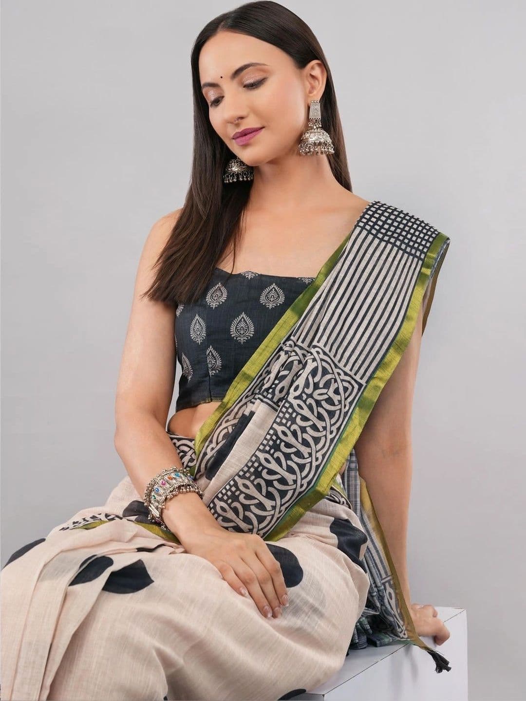 SAMANTHA Polka Dot Linen Blend Belted Saree thumbnail 6