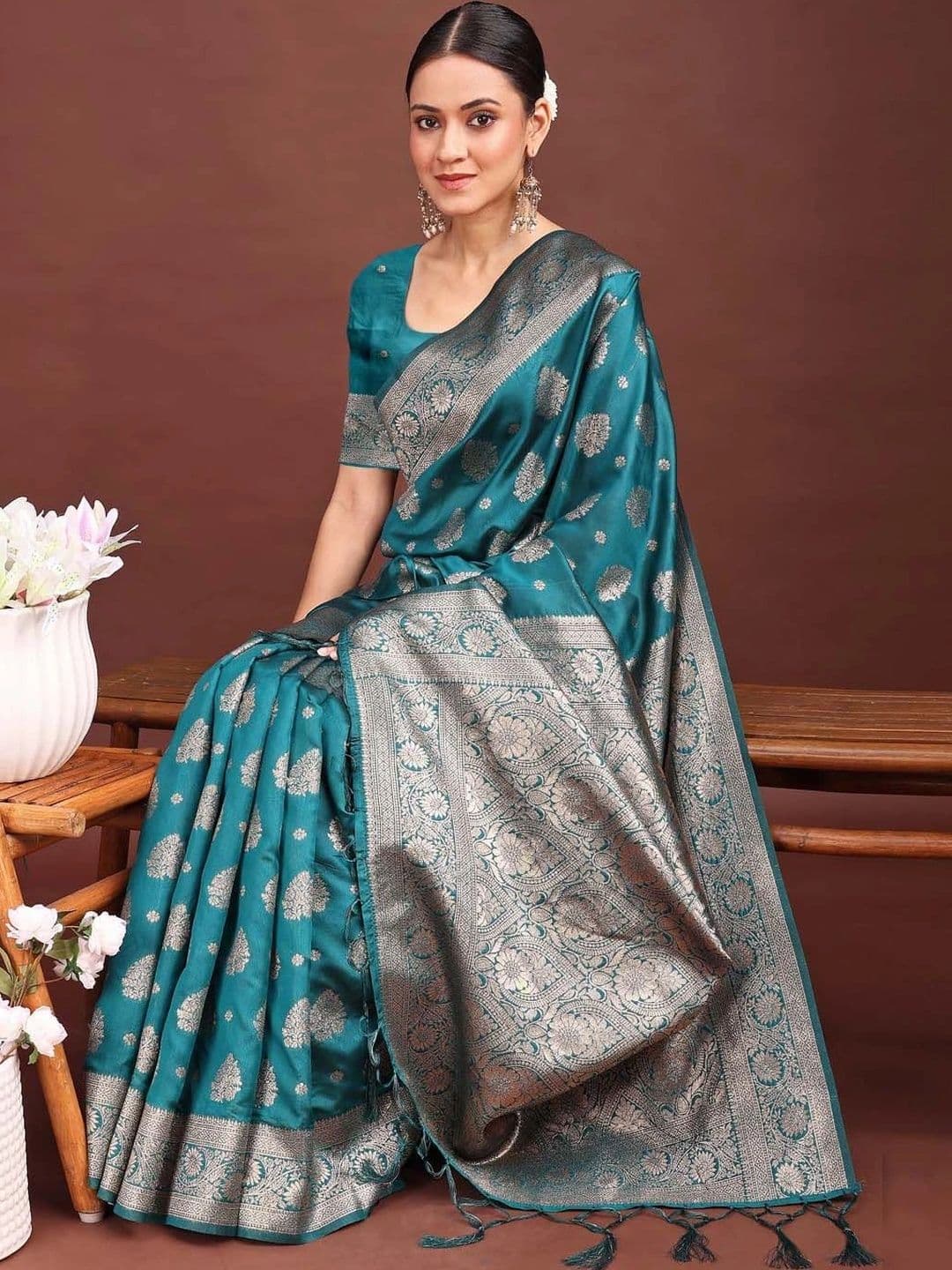Mitera Woven Design Zari Silk Blend Banarasi Saree thumbnail 5