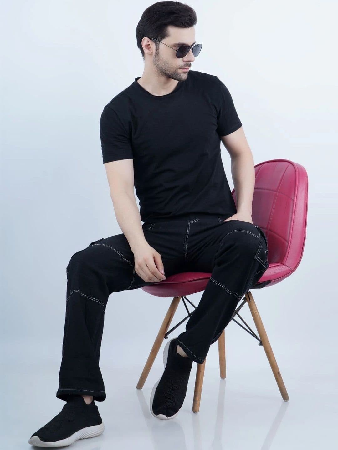 HERE&NOW Men's Jet Black Contrast-Stitched Relaxed Straight Cargo Jeans thumbnail 4