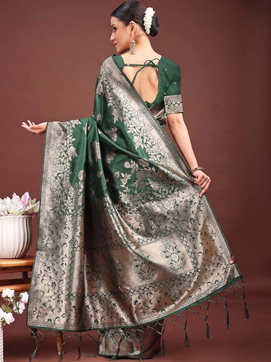 Mitera Woven Design Zari Silk Blend Banarasi Saree thumbnail 5