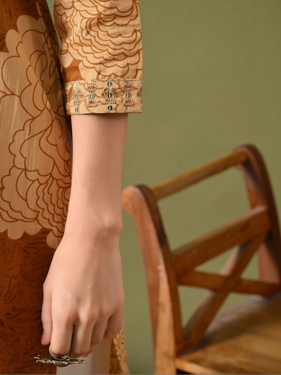 DY FAB ONLINE FASHION Women Floral Printed Sequinned Floral Kurta thumbnail 2