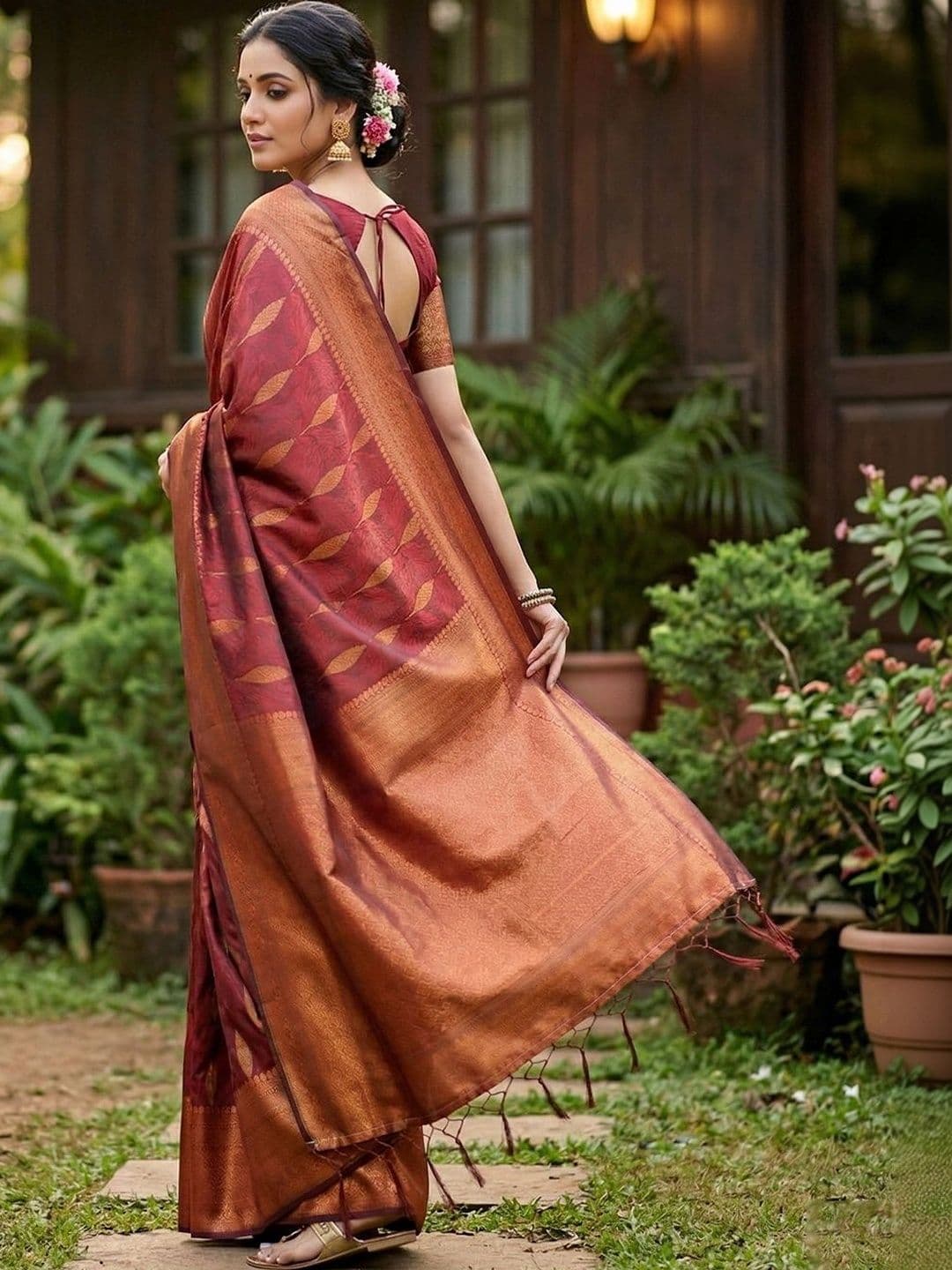 Mitera Woven Design Zari Silk Blend Banarasi Saree thumbnail 3