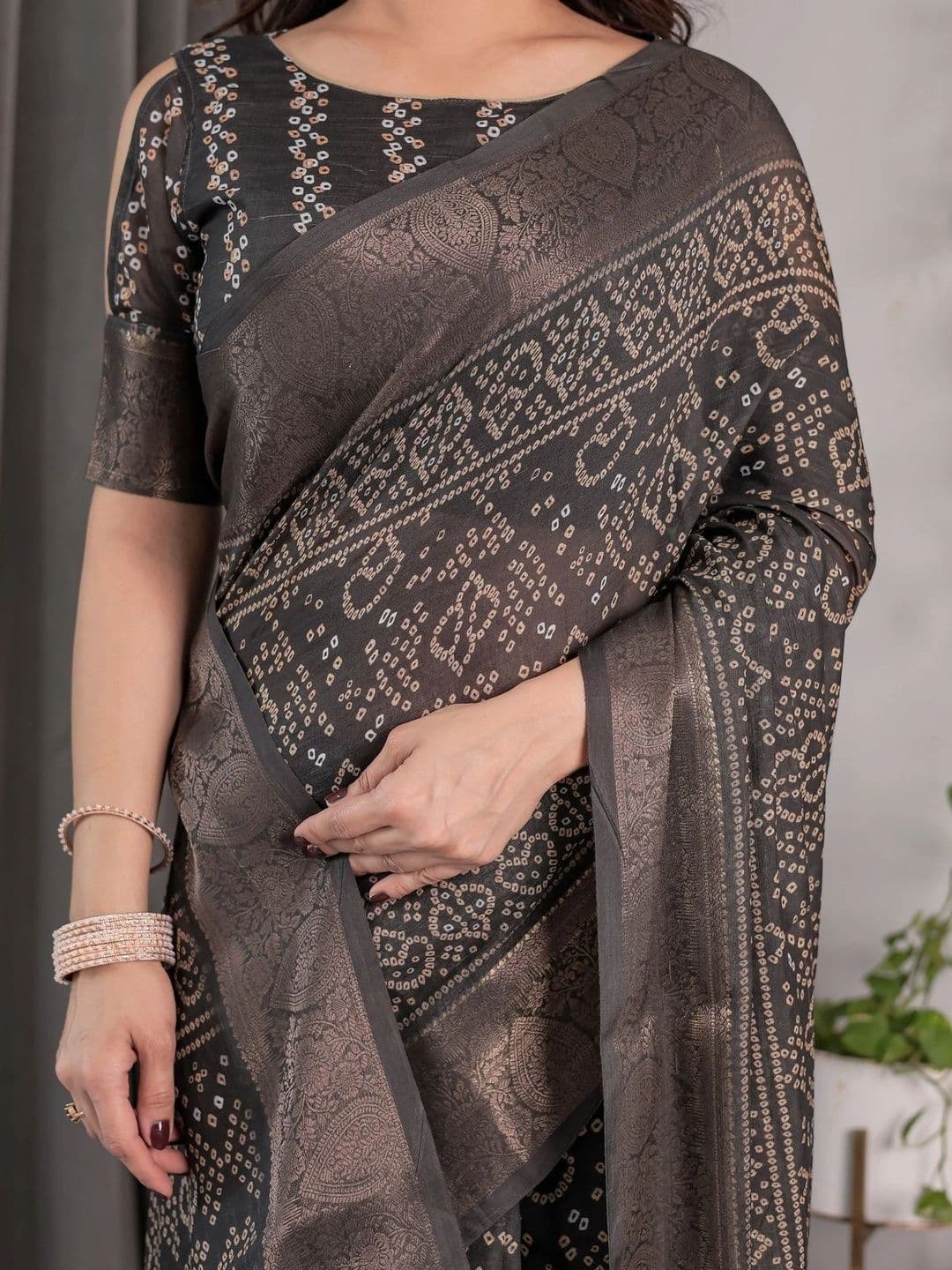 LUMIN KNOT Bandhani Pure Linen Designer Saree thumbnail 2