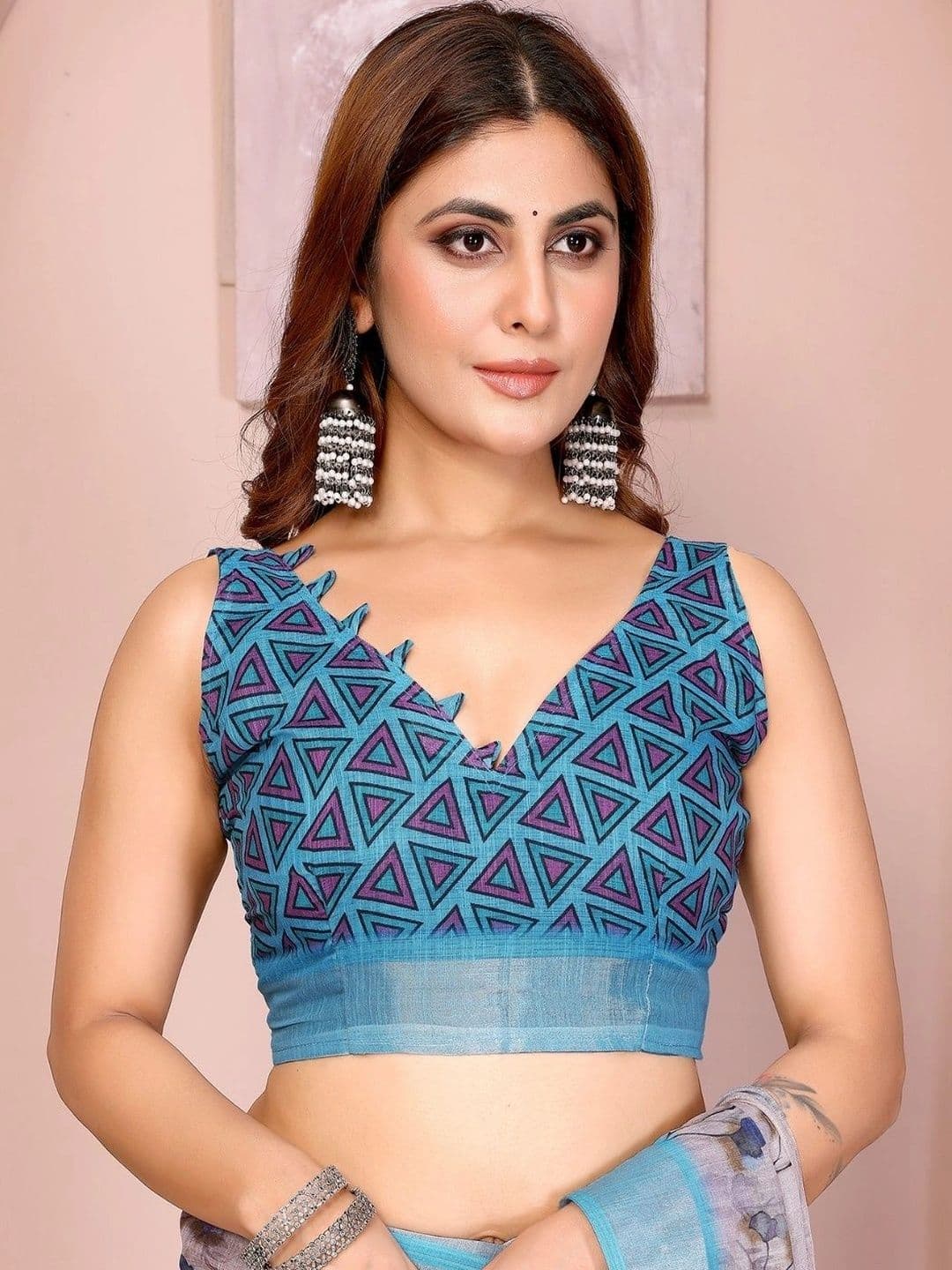 Kesarii Floral Linen Blend Saree thumbnail 3