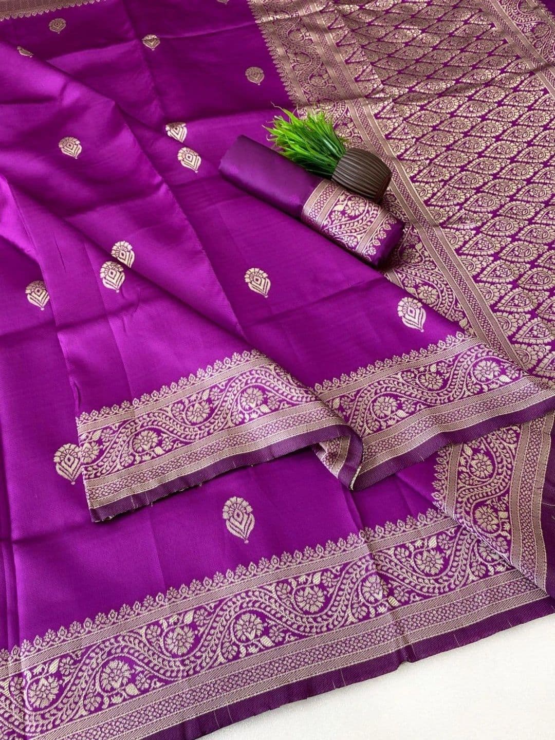 Tapasvi Clothing Zari Art Silk Banarasi Saree thumbnail 4
