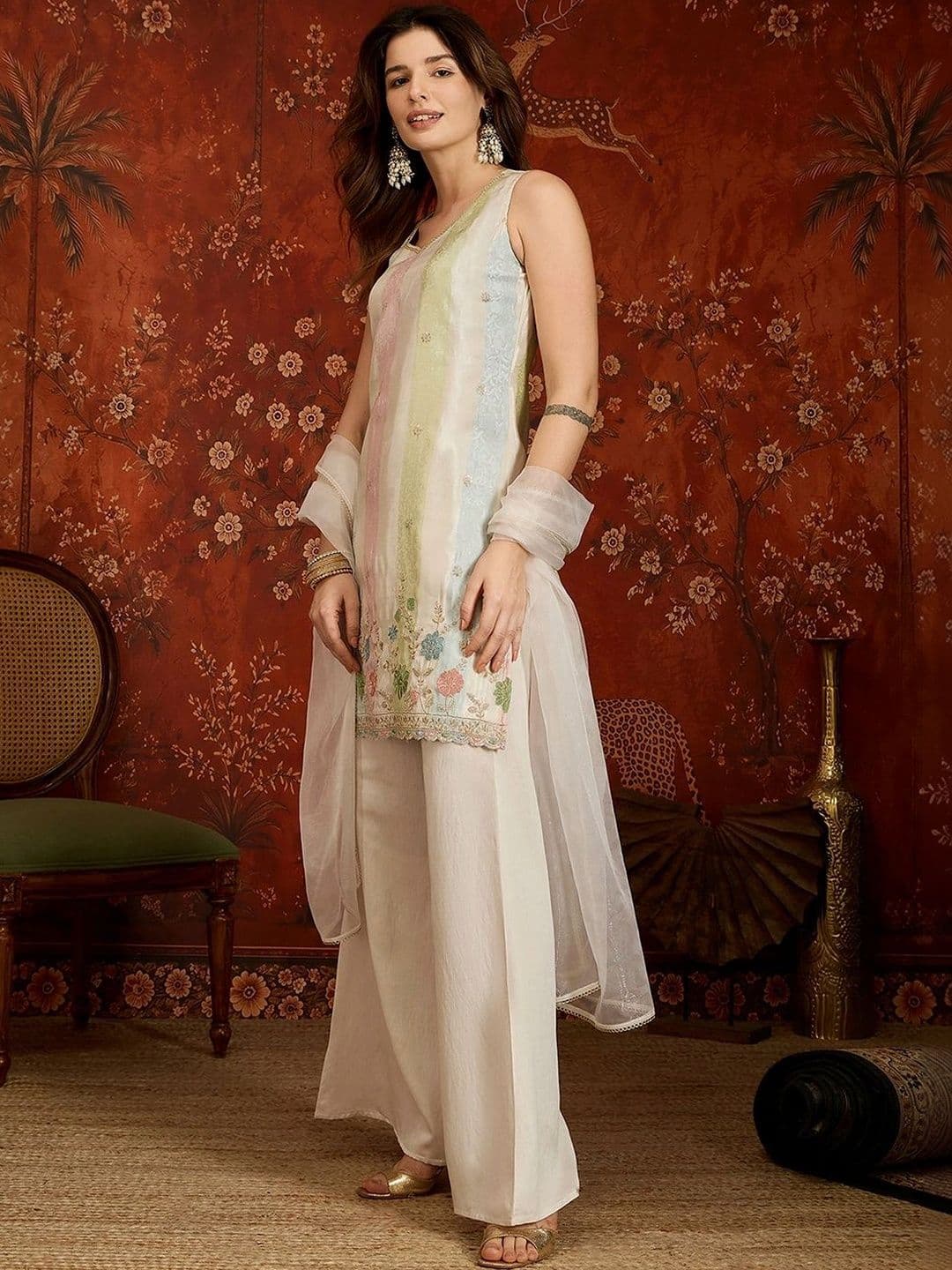 House of Pataudi Women Floral Embroidered Regular Thread Work Kurta with Palazzos & With Dupatta thumbnail 7