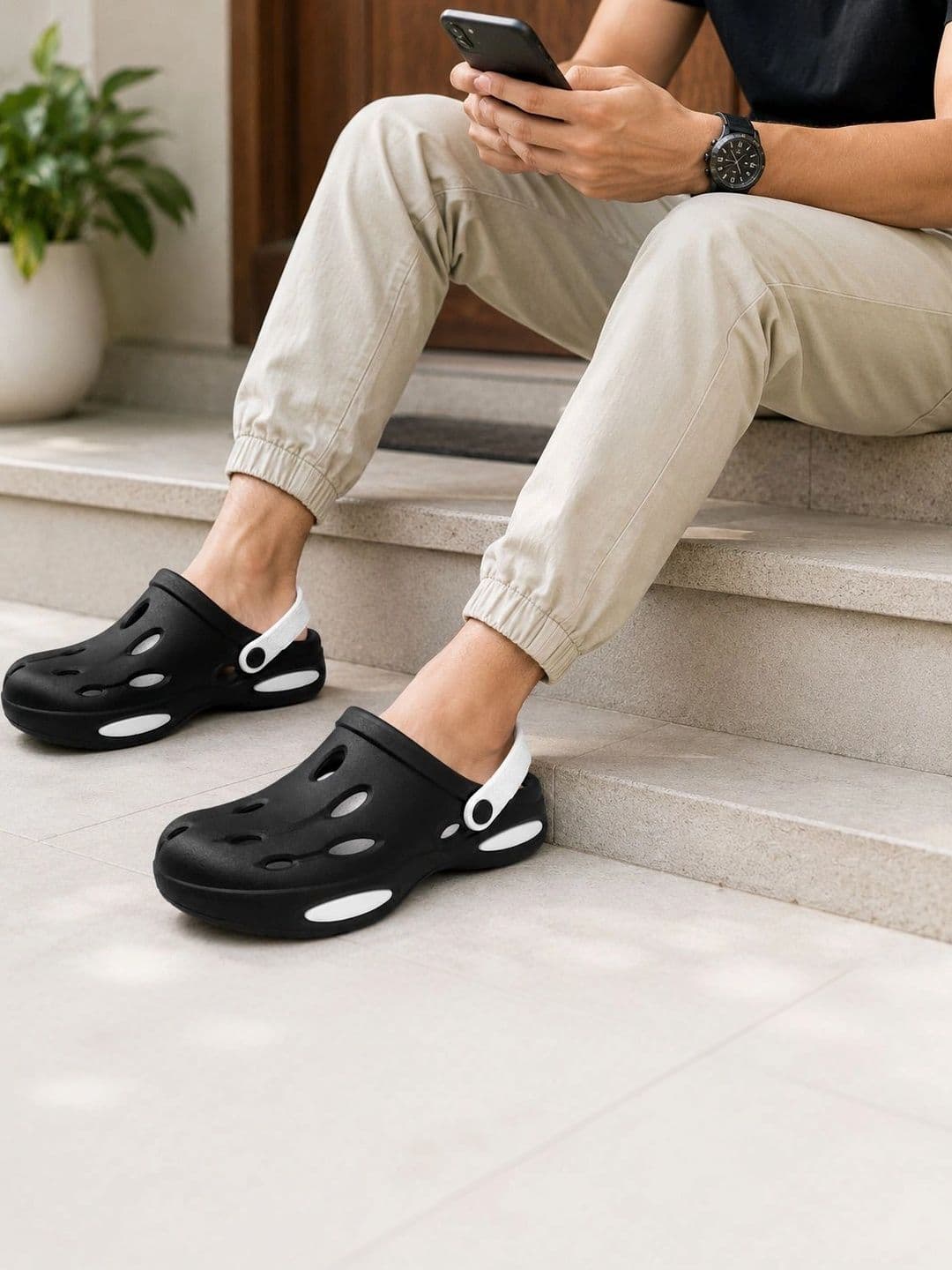 NEW ORANIE WOLVESDEN Women Round-Toe Slip-On Clogs - view 1