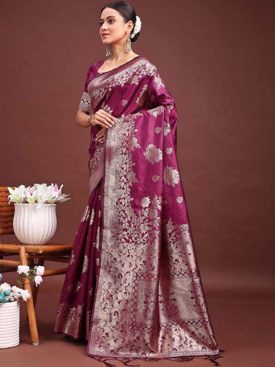 Mitera Woven Design Zari Silk Blend Banarasi Saree thumbnail 5
