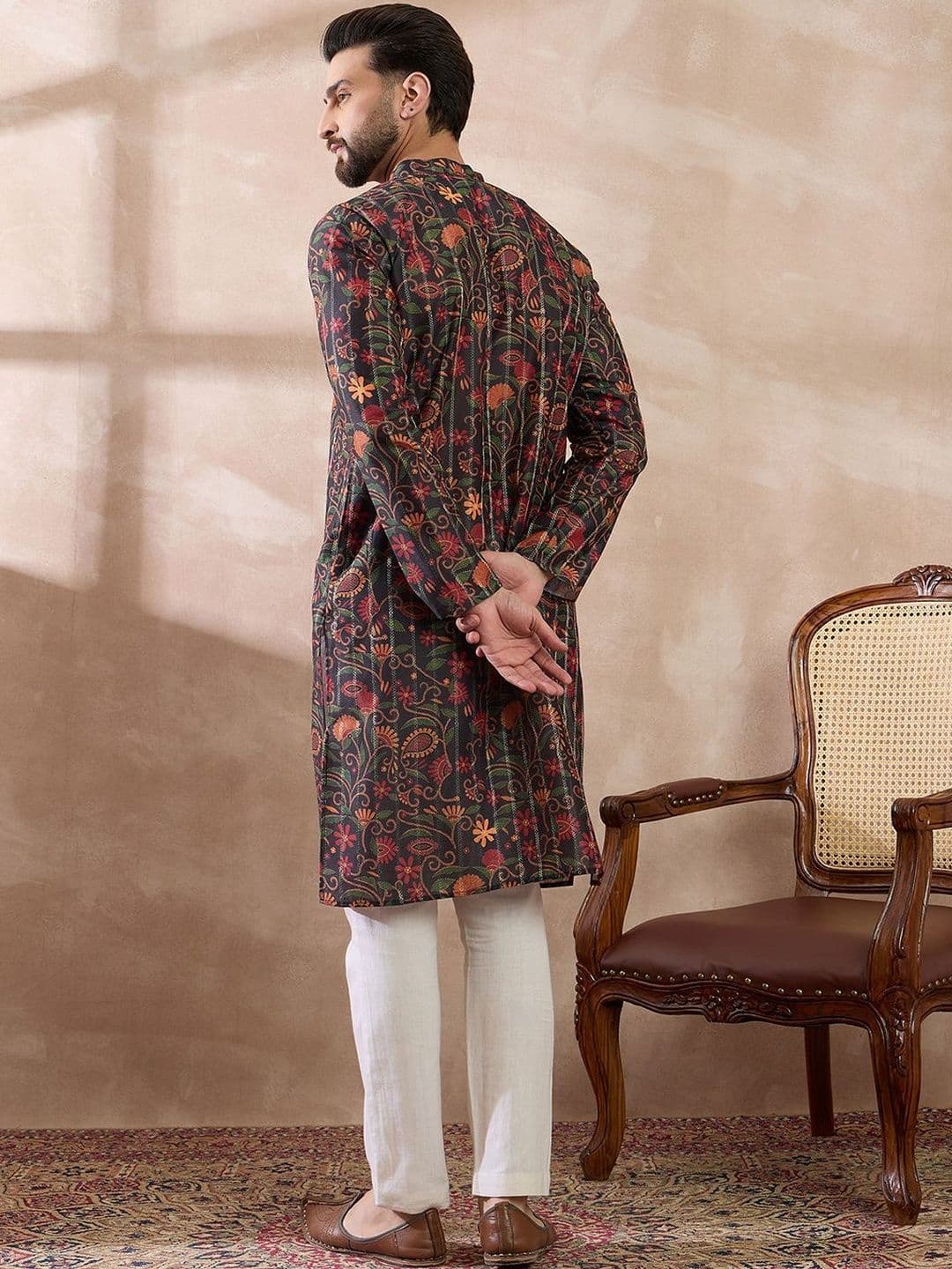 House of Pataudi Men Ethnic Motifs Black Embroidered Straight Kurtas thumbnail 7