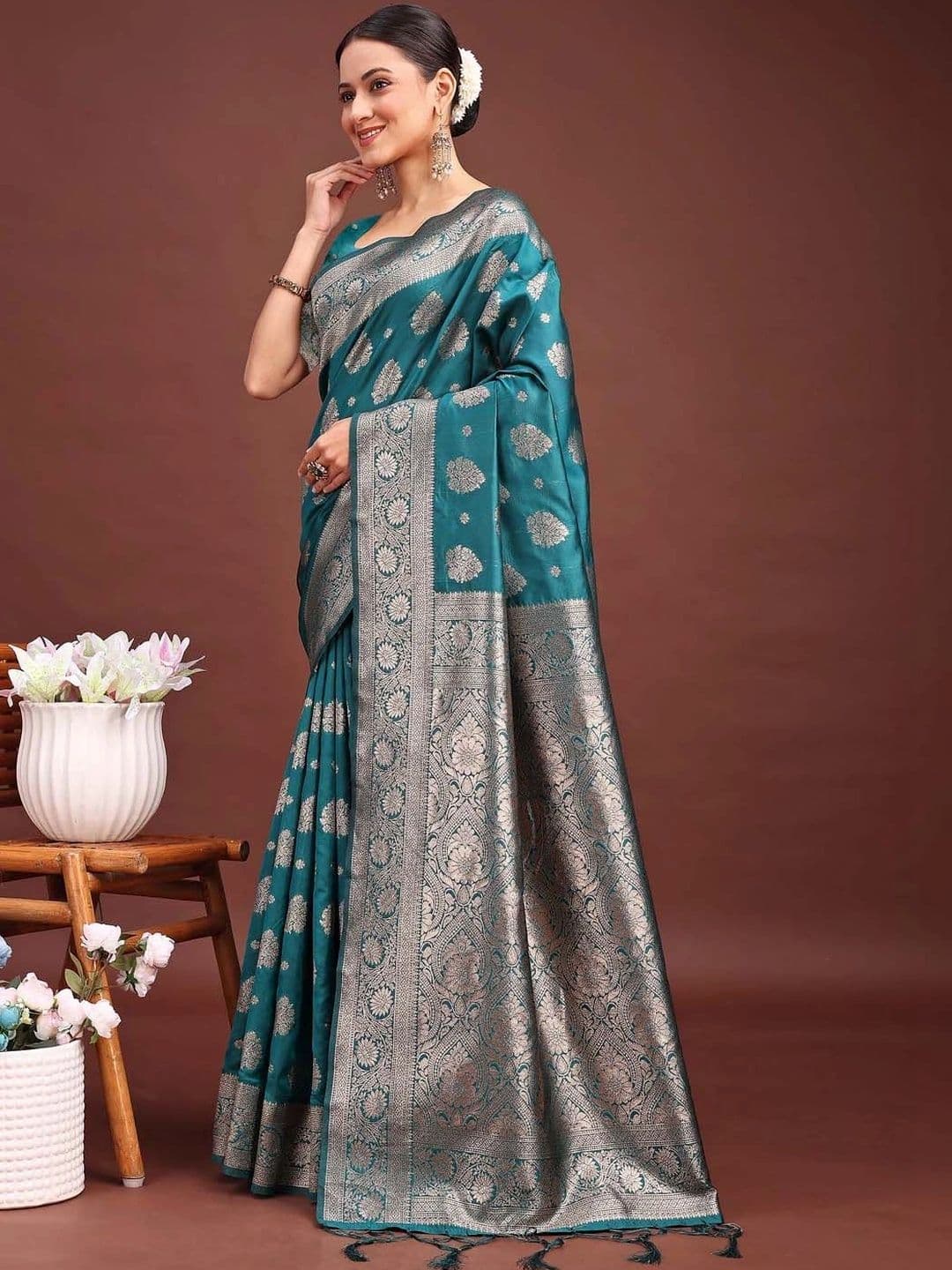 Mitera Woven Design Zari Silk Blend Banarasi Saree thumbnail 4