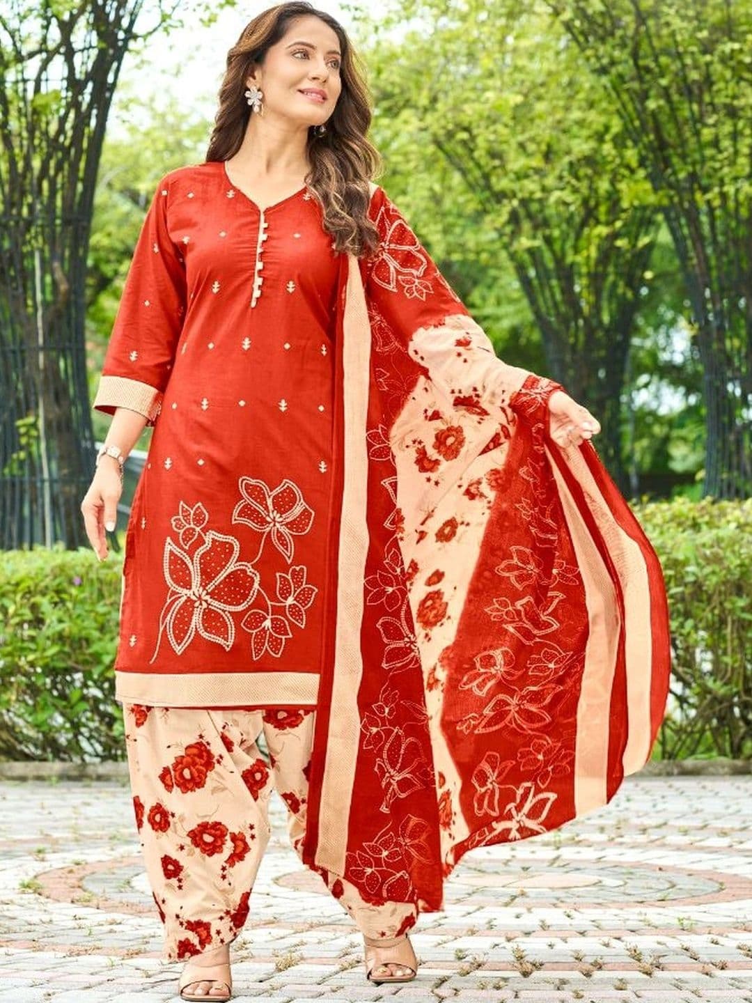 label jash Women Floral Printed Regular Pure Cotton Kurta with Patiala & With Dupatta thumbnail 3