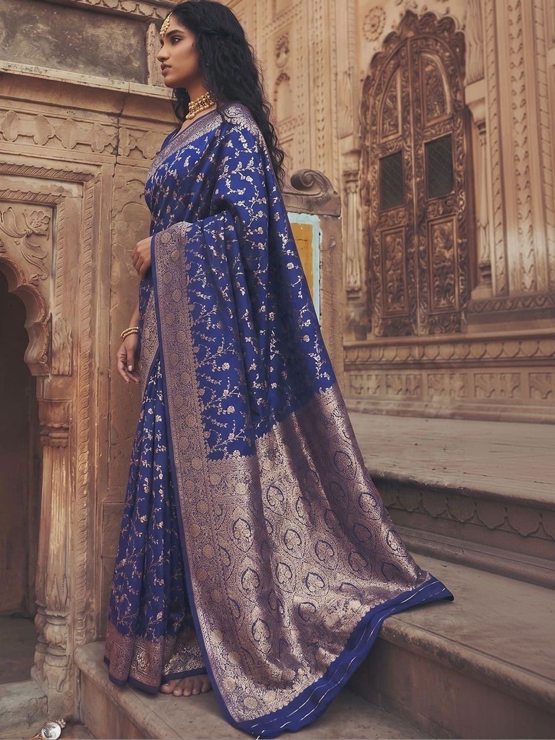 Mitera Woven Design Zari Silk Blend Banarasi Saree thumbnail 5