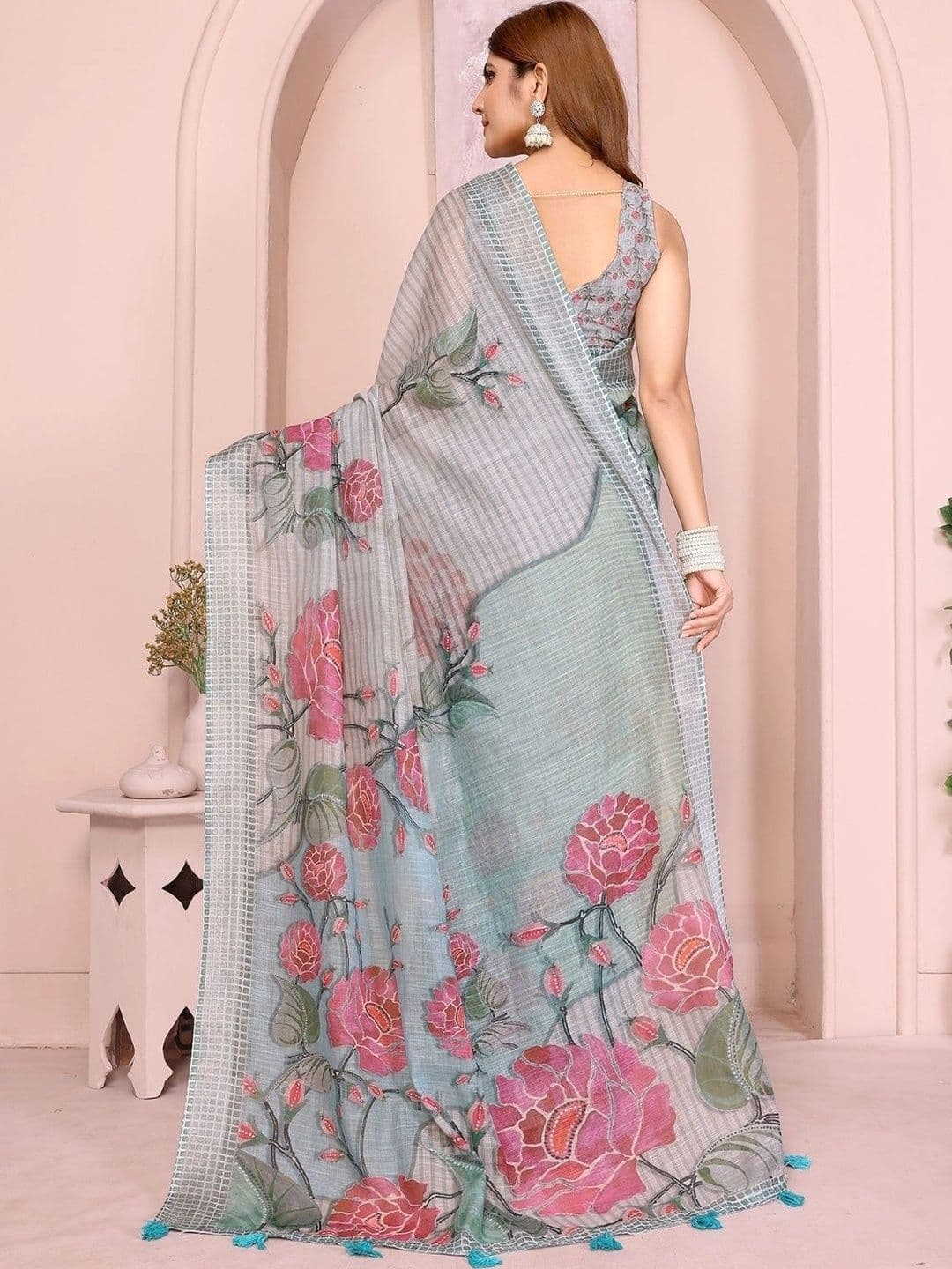 Kesarii Floral Linen Blend Saree thumbnail 6