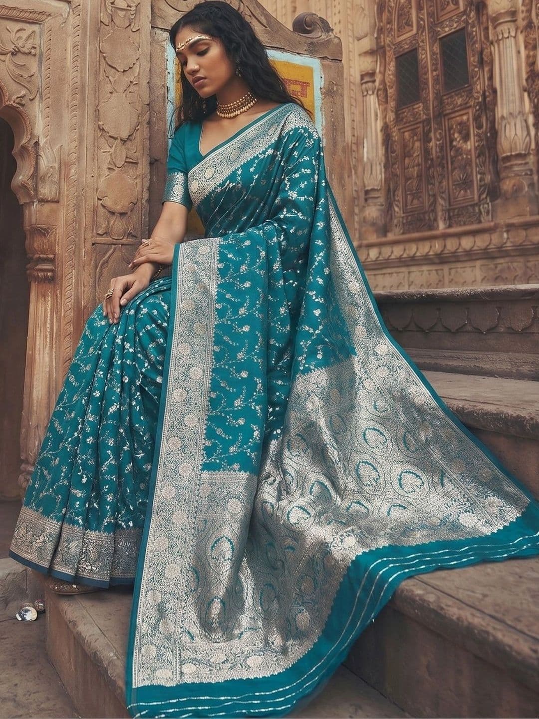 Mitera Woven Design Zari Silk Blend Banarasi Saree thumbnail 4