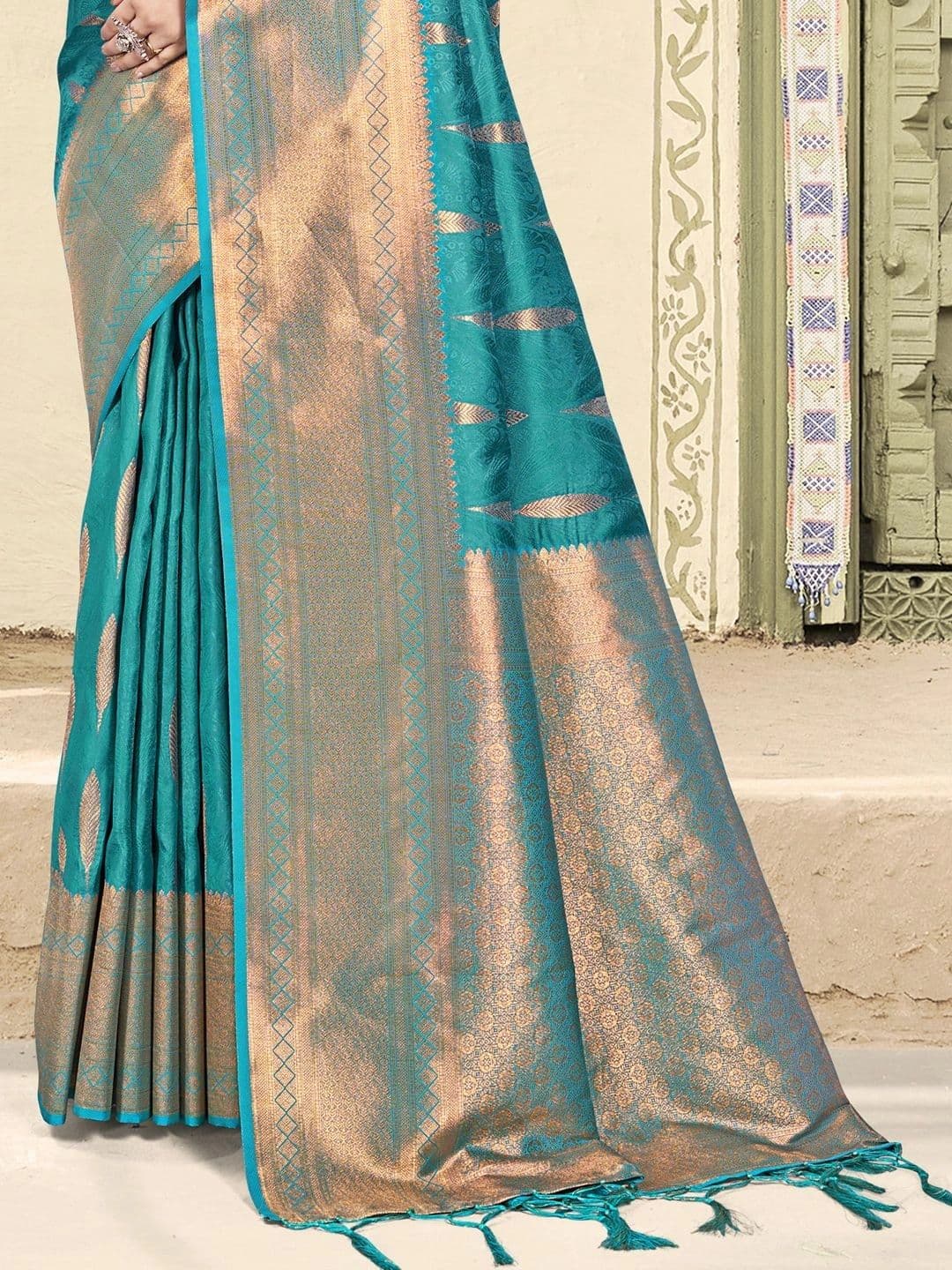 Mitera Woven Design Zari Silk Blend Banarasi Saree thumbnail 2