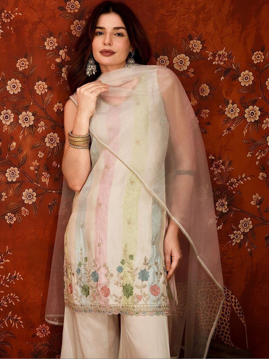 House of Pataudi Women Floral Embroidered Regular Thread Work Kurta with Palazzos & With Dupatta thumbnail 6