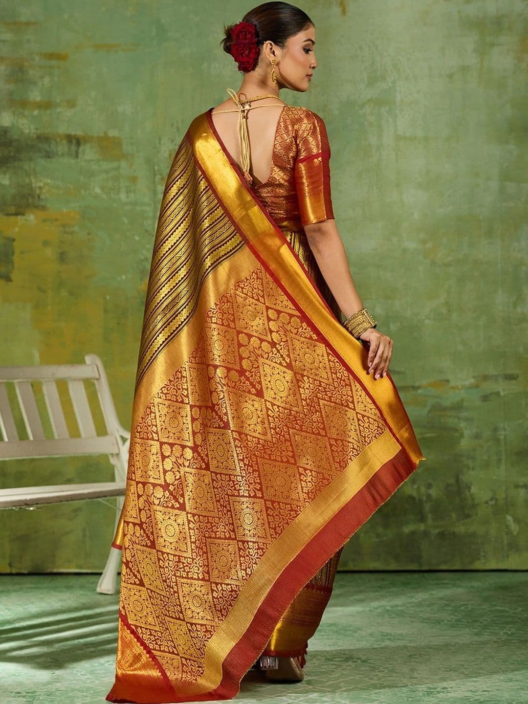 Mitera Woven Design Silk Blend Kanjeevaram Saree thumbnail 2