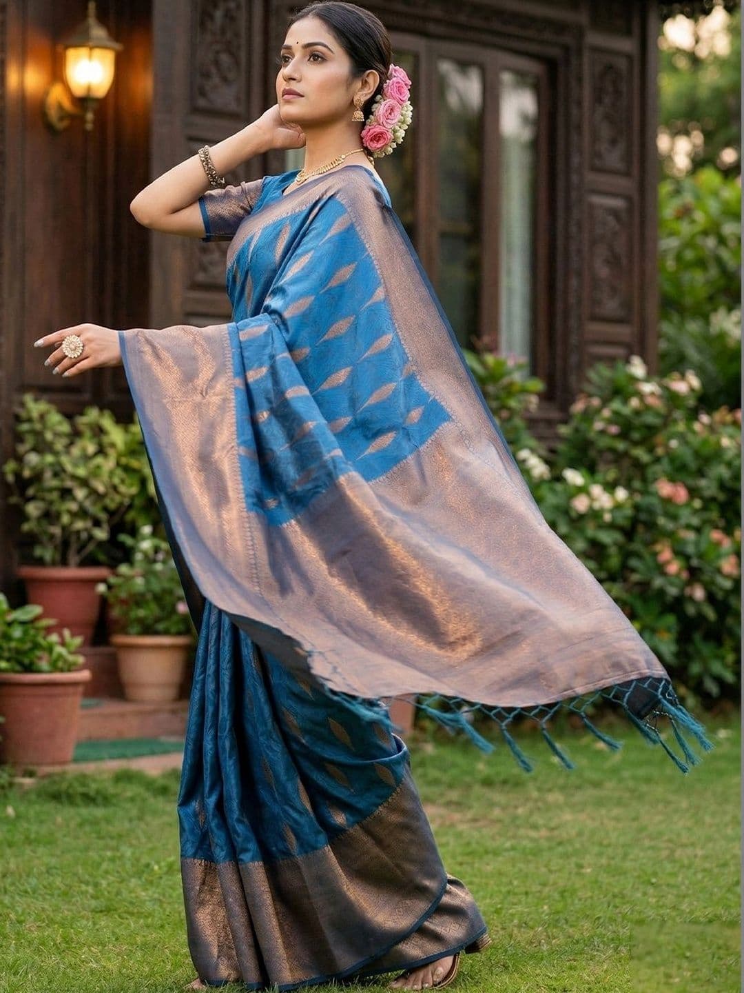 Mitera Woven Design Zari Silk Blend Banarasi Saree thumbnail 2