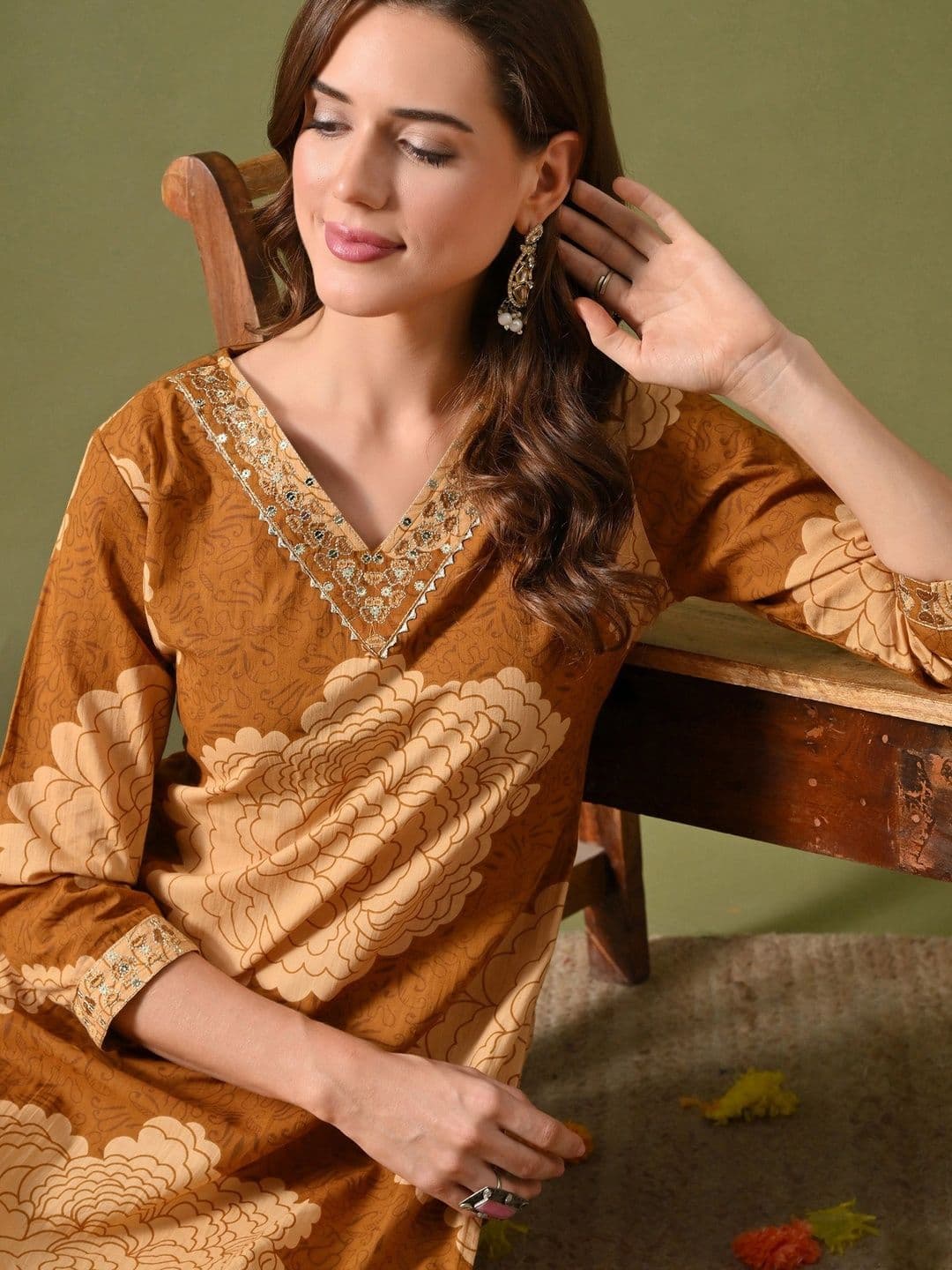 DY FAB ONLINE FASHION Women Floral Printed Sequinned Floral Kurta thumbnail 3