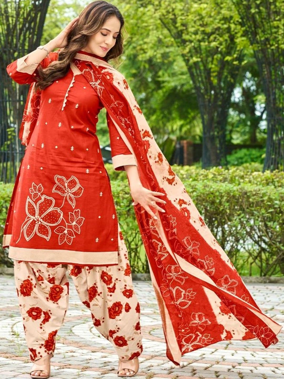 label jash Women Floral Printed Regular Pure Cotton Kurta with Patiala & With Dupatta thumbnail 4