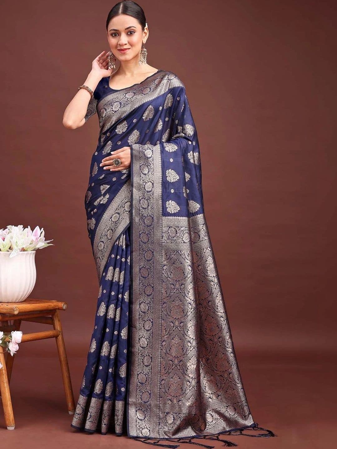 Mitera Woven Design Zari Silk Blend Banarasi Saree thumbnail 5