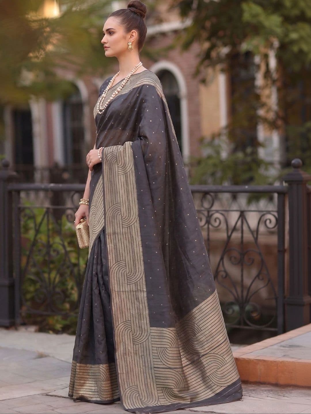 Mitera Woven Design Zari Silk Blend Banarasi Saree thumbnail 2