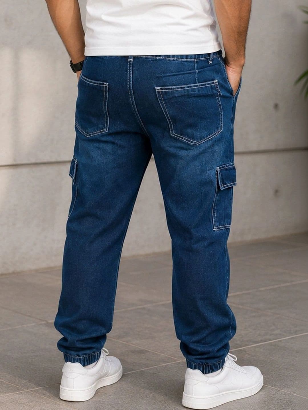 styhub Men Relaxed Fit Mid-Rise Low Distress Jeans thumbnail 2