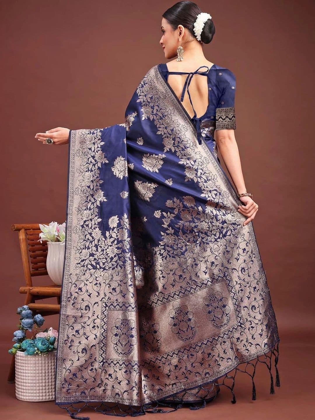 Mitera Woven Design Zari Silk Blend Banarasi Saree thumbnail 2