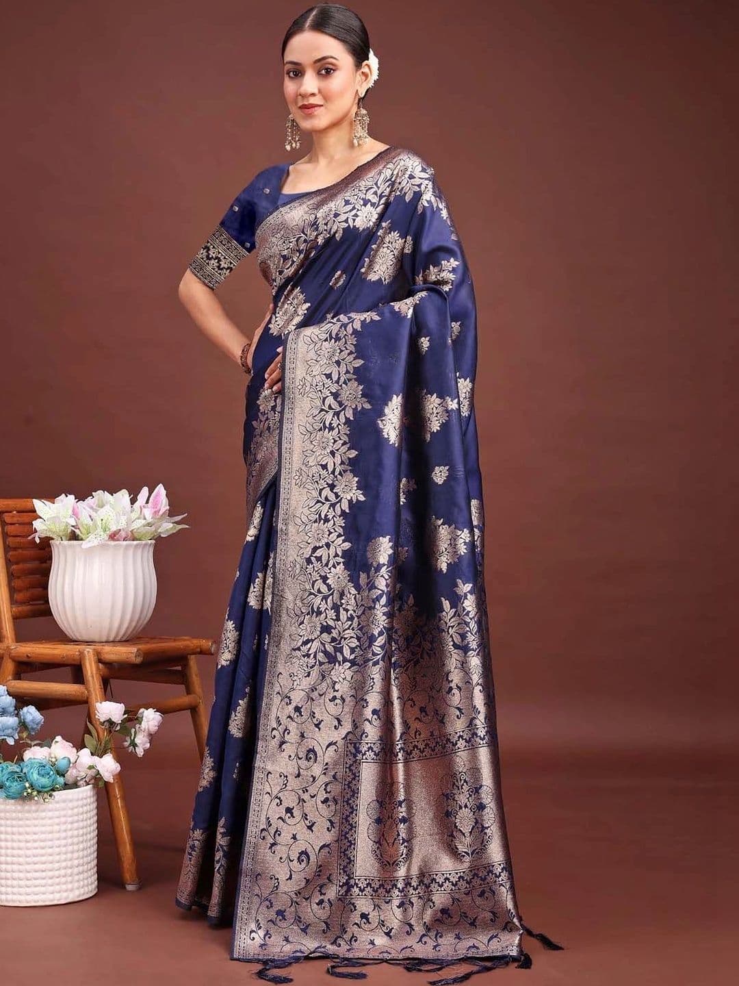 Mitera Woven Design Zari Silk Blend Banarasi Saree thumbnail 5