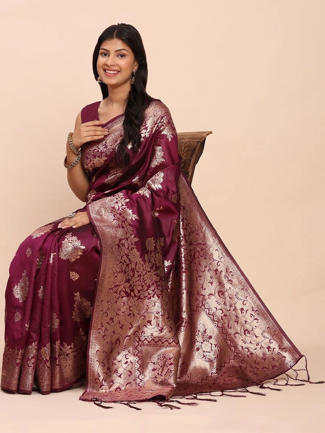 Mitera Floral Zari Silk Blend Banarasi Saree thumbnail 6
