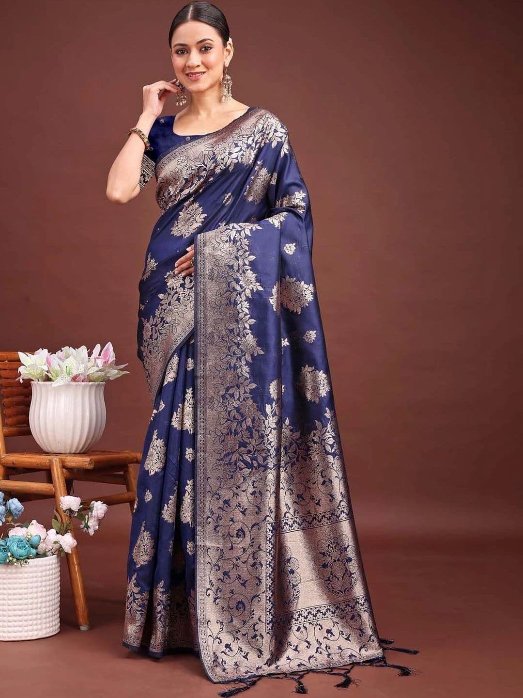 Mitera Woven Design Zari Silk Blend Banarasi Saree thumbnail 6